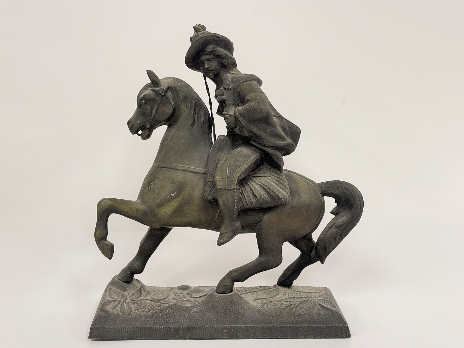 STATUE, SIR WALTER RALEIGH: STATUE, SIR WALTER RALEIGH Original surfaces, well detailed, late 19th C, hollow cast smelter, excellent condition.