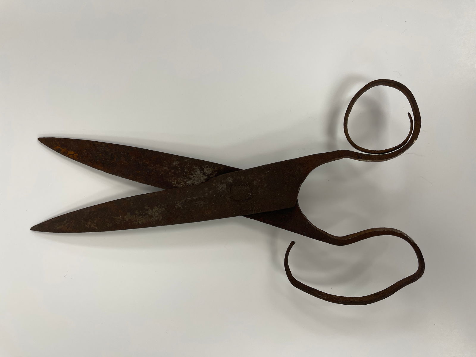 PR OF 16TH OR EARLY 17THC HAND FORGED WHITESMITH MADE IRON SCISSORS (1 of 3)