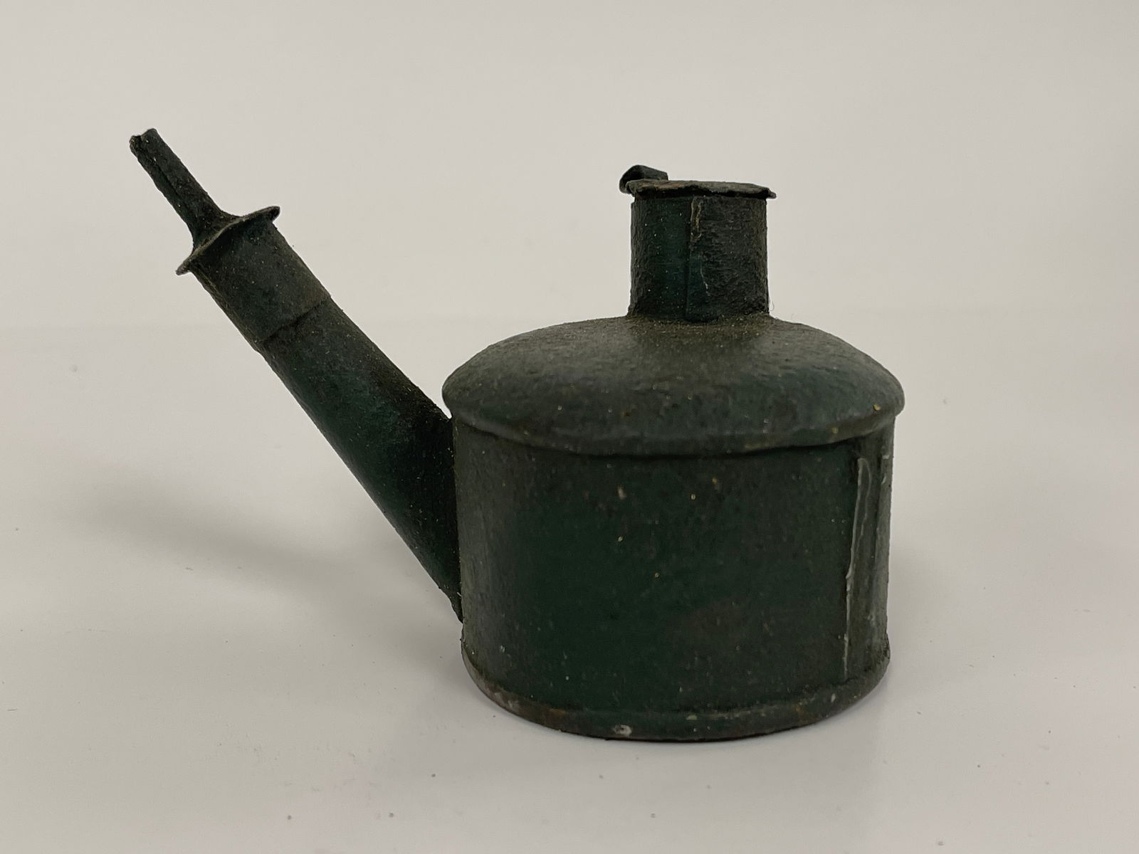 OLD GREEN METAL OIL FILLER CAN IN NEAT “MINI?? SIZE: OLD GREEN METAL OIL FILLER CAN IN NEAT “MINI” SIZE