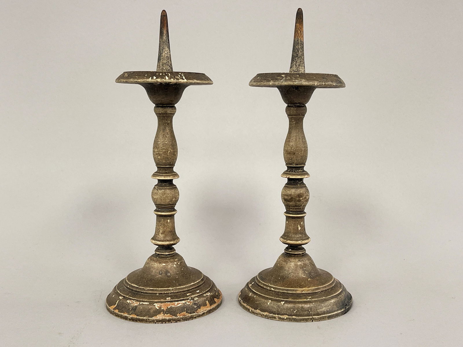 EXCEPTIONAL W & M CANDLESTICKS C 1700-20: EXCEPTIONAL W & M CANDLESTICKS C 1700-20, PINE, NEW ENGLAND, EARLY PAINTED SURFACES, OUTSTANDING TURNINGS, EACH WITH UNDERSIDE “WEDGE” ROSEHEAD NAIL SECURING POST TO BASE. MINOR EARLY PUTTY