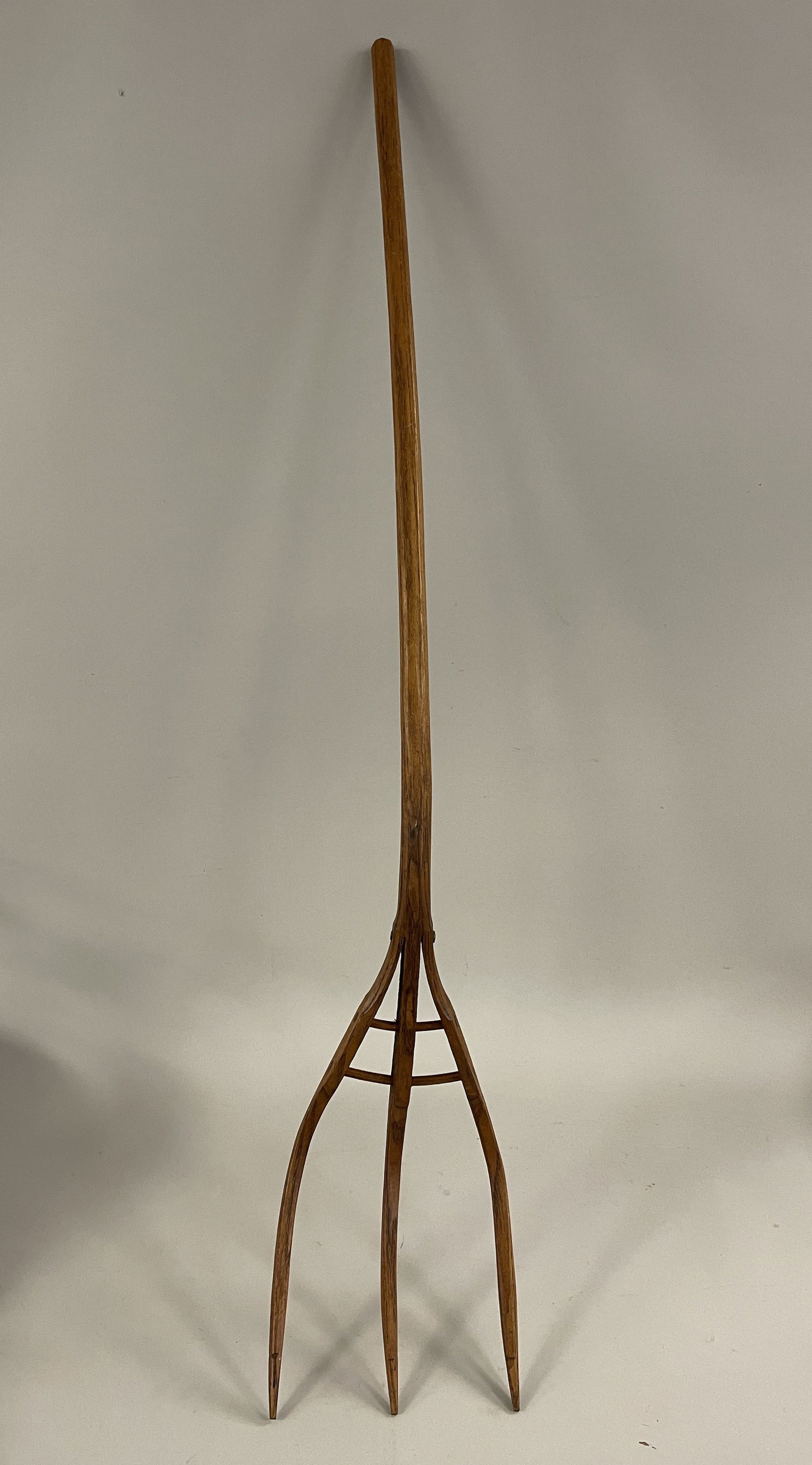 RARE YOUTH SIZE HAYFORK AMERICAN 19TH C. THREE TINES SPLIT FROM ONE PIECE OF WOOD. 44" L 7"W (1 of 4)