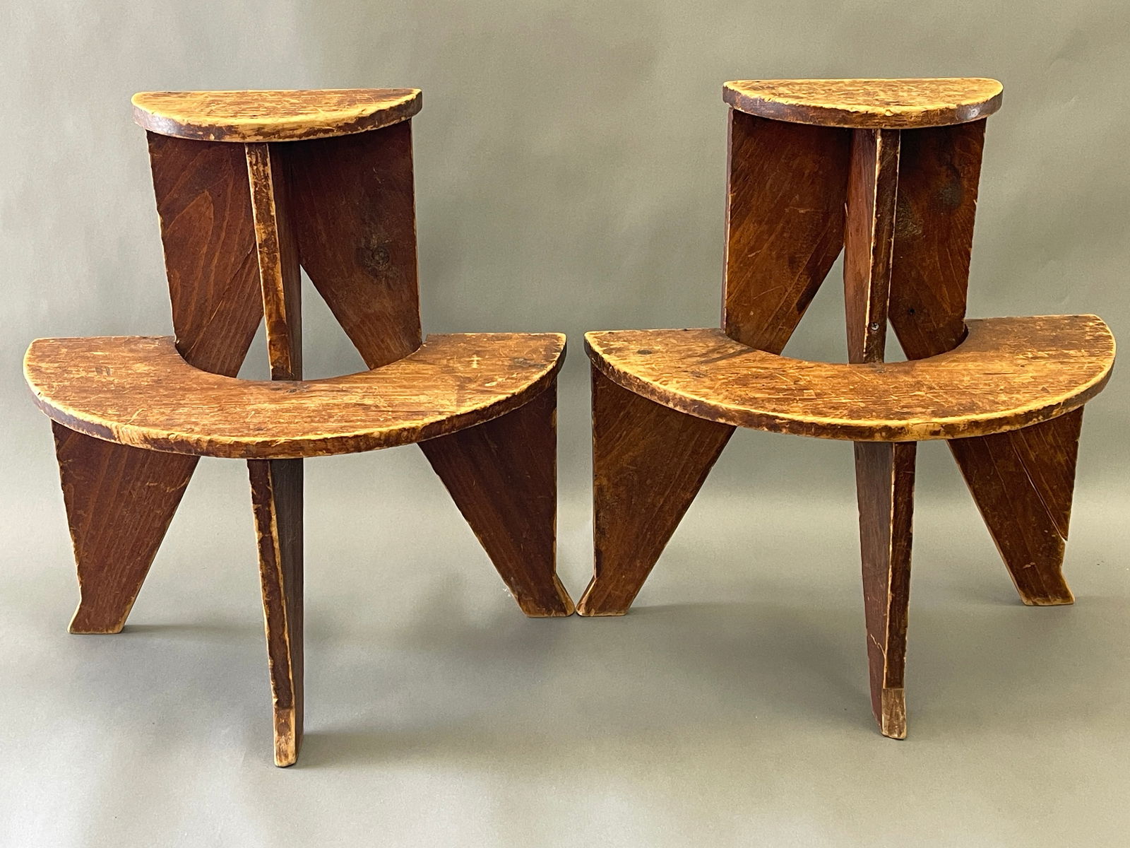 PAIR OF DISPLAY STANDS: PAIR OF DISPLAY STANDS