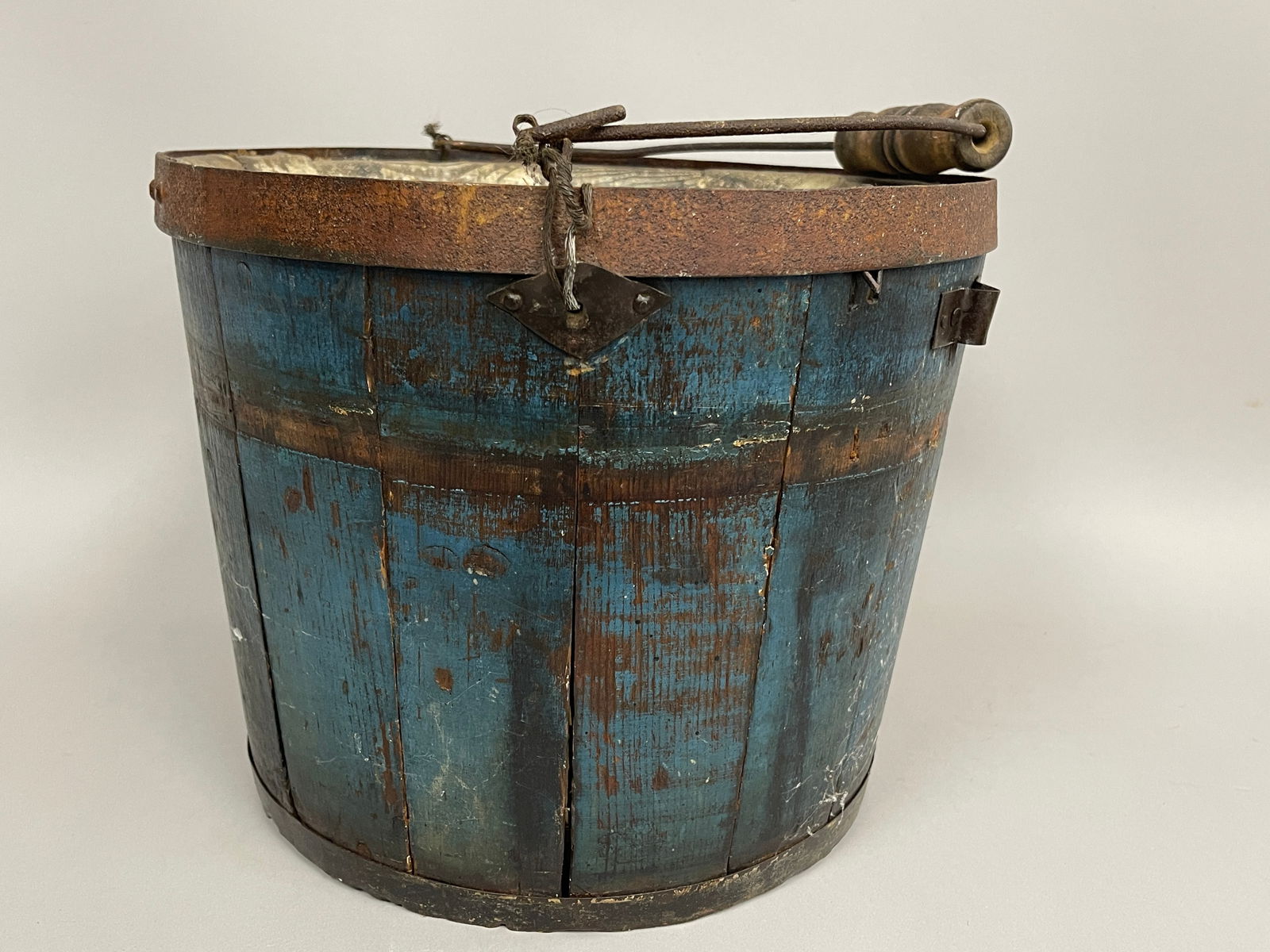 SHAKER BLUE BUCKET: SHAKER BLUE BUCKET