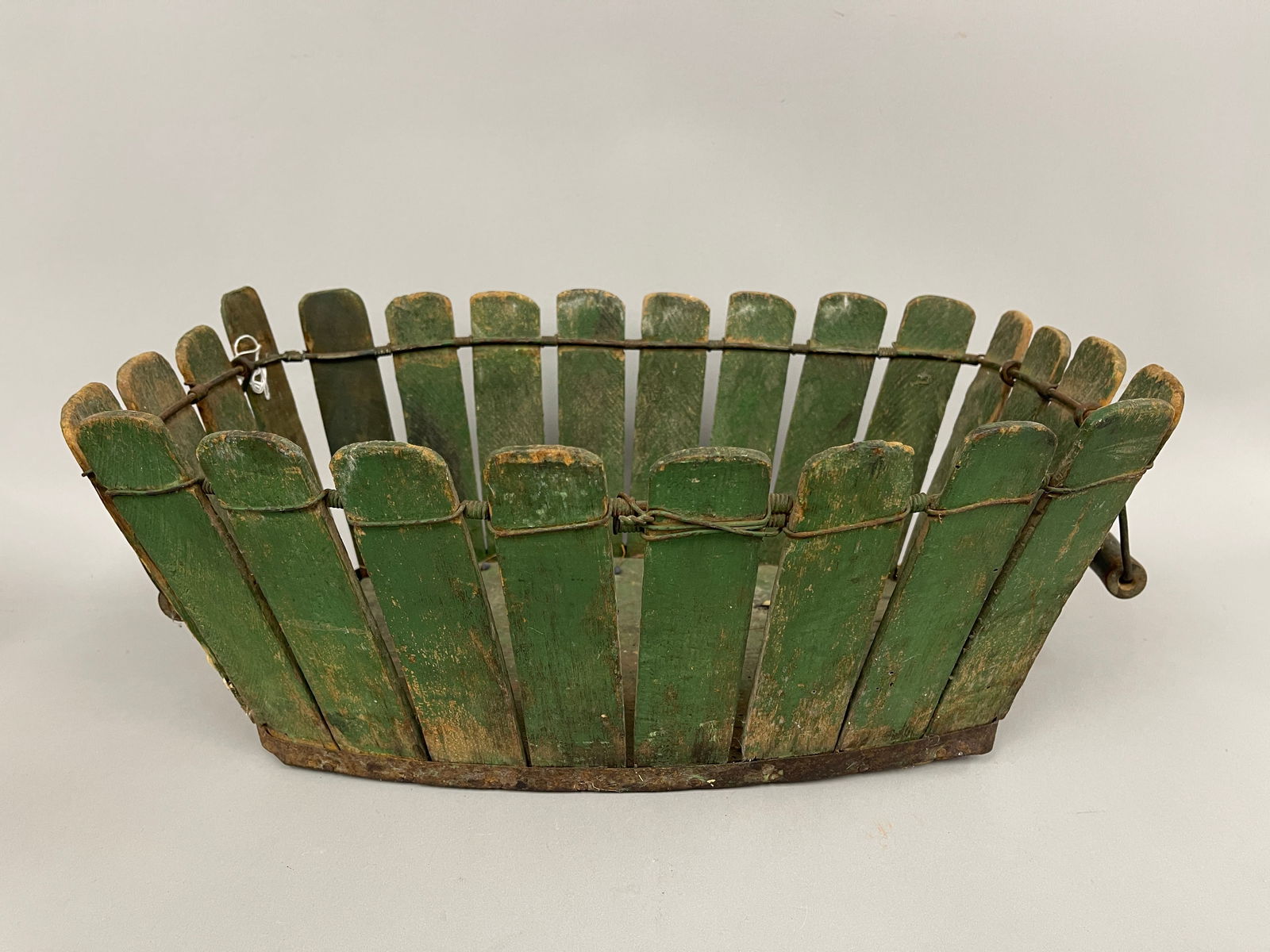 SHAKER GREEN WOODEN BASKET: SHAKER GREEN WOODEN BASKET