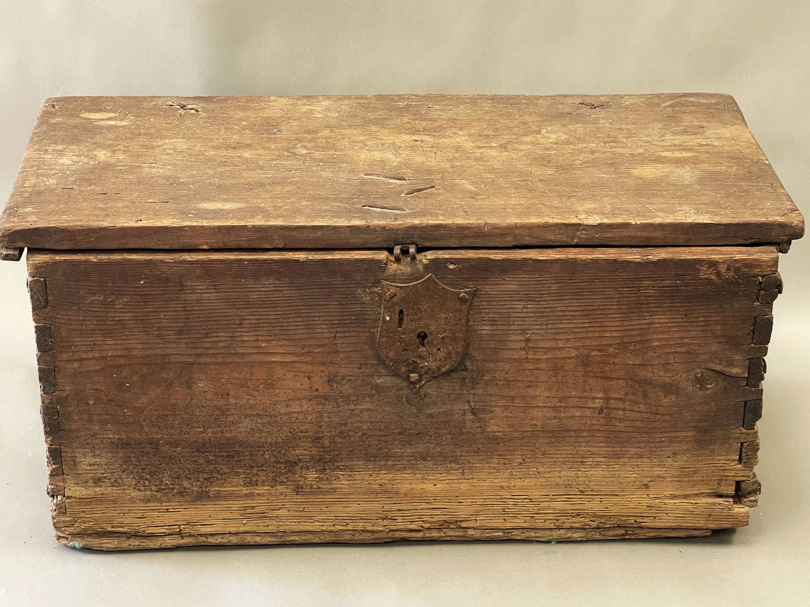 17THC DOVETAILED BOX W/ REALLY NEAT FORGED IRON ESCUTCHEON: 17THC DOVETAILED BOX W/ REALLY NEAT FORGED IRON ESCUTCHEON