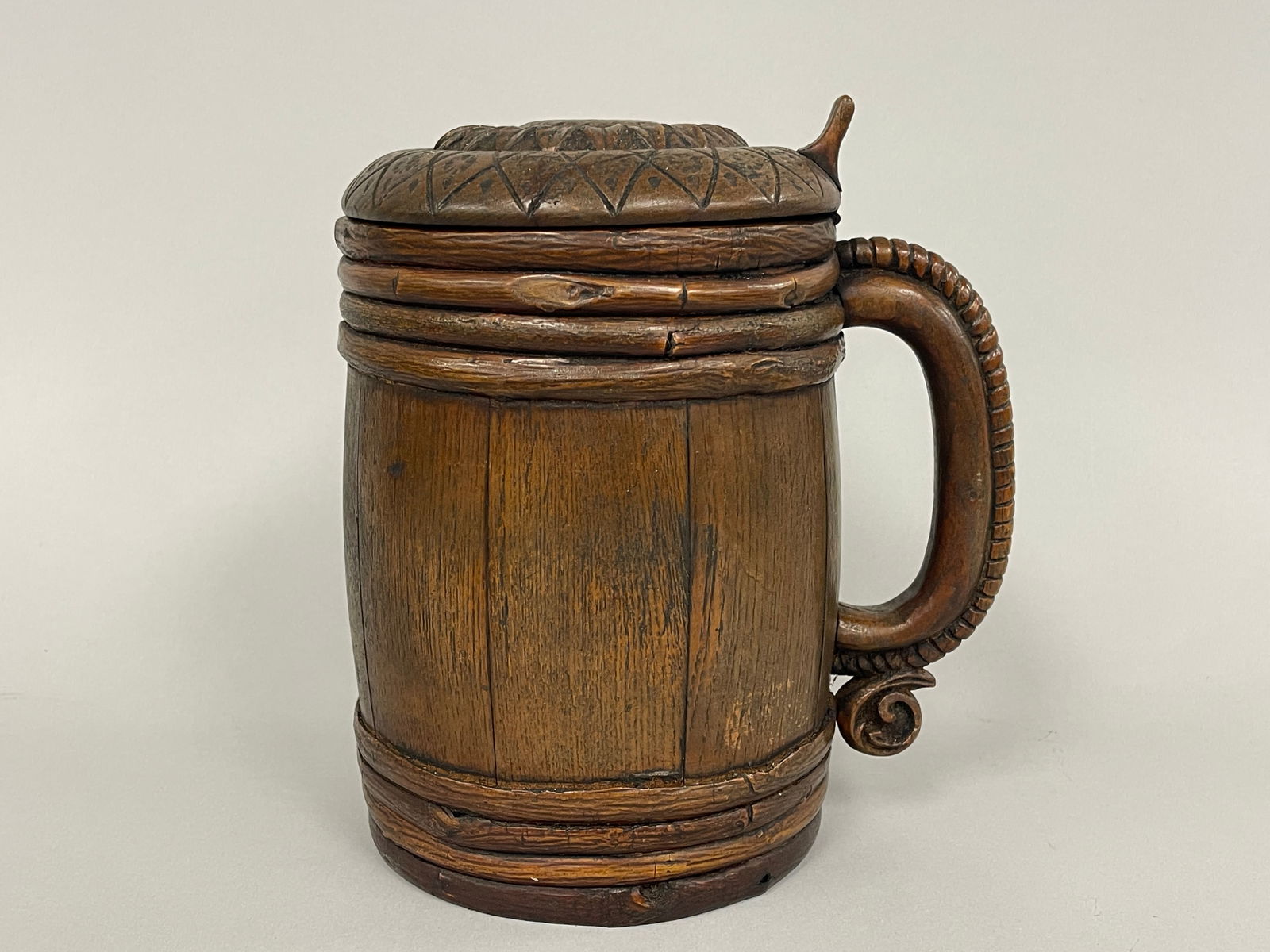STAVED WOODEN BARREL SHAPED PIGGIN W/ FABULOUSLY CARVED TOP & HANDLE (1 of 7)