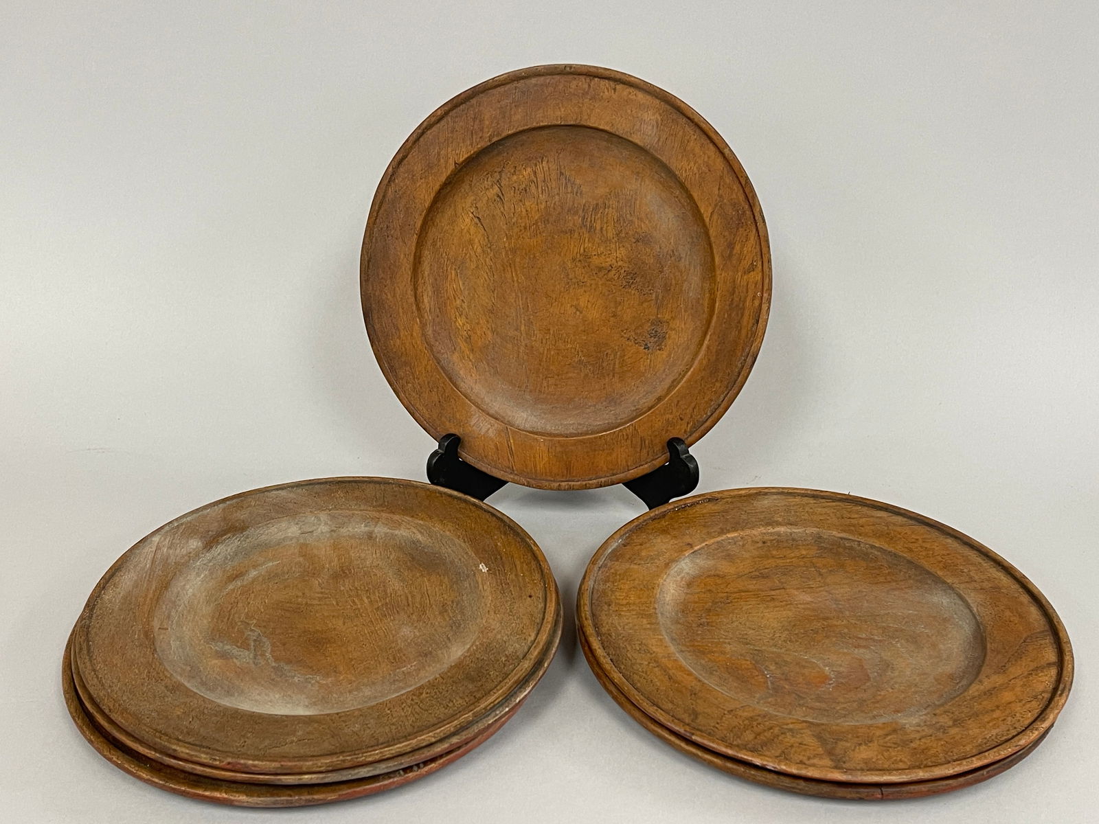 LOT OF 6 RED PAINTED TREEN DINNER PLATES (1 of 6)