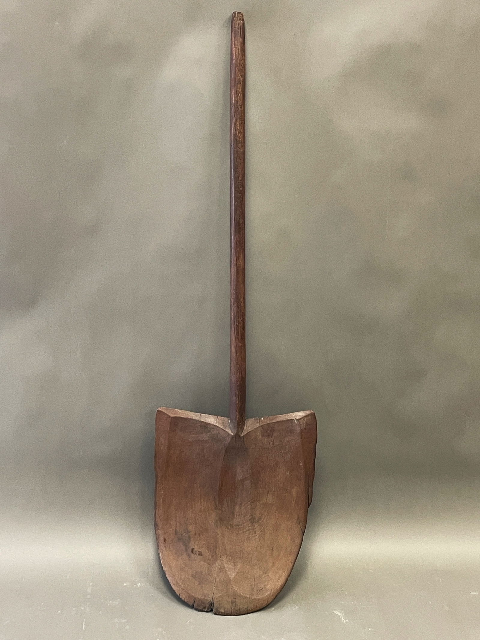 EARLY AND IMPORTANT CARVED ONE-PIECE WOODEN SHOVEL: EARLY AND IMPORTANT CARVED ONE-PIECE WOODEN SHOVEL