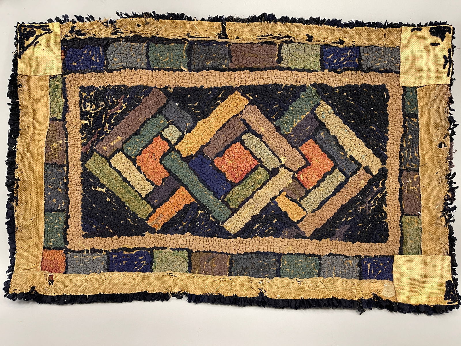 GEOMETRIC HOOKED RUG - 3