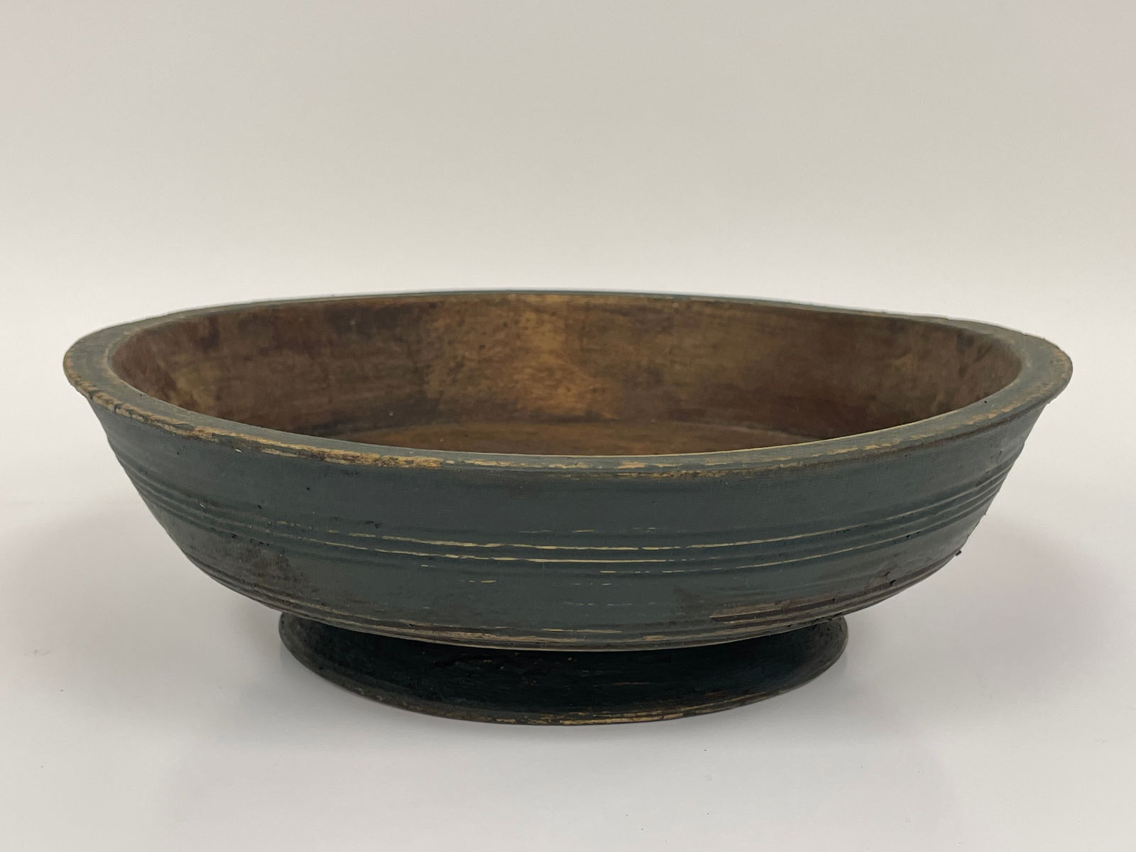 INTERESTING 18TH C FOOTED WOODEN BOWL IN REMNANTS OF BLUE PAINT (1 of 6)