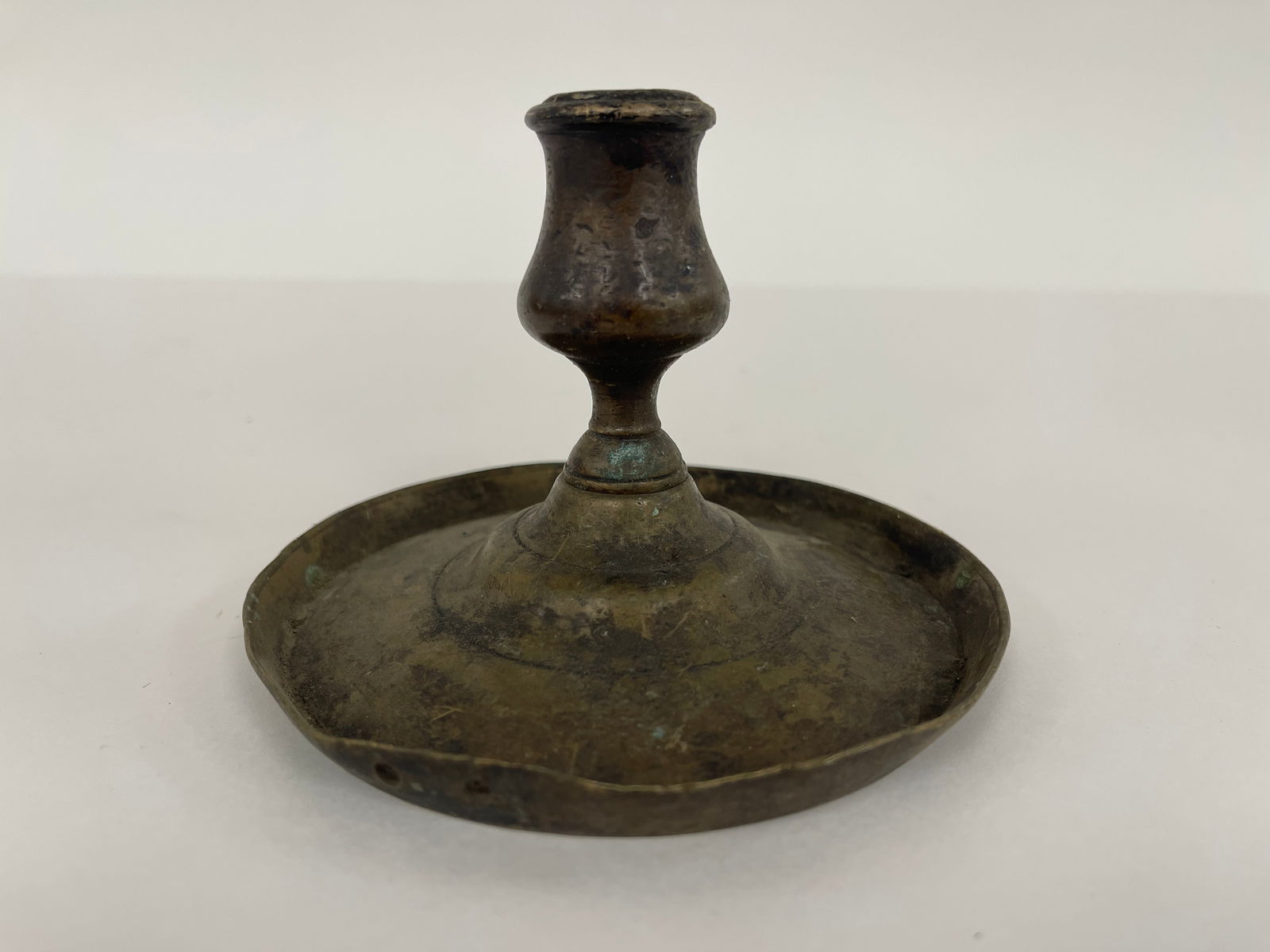 SMALL 17TH C SCREW BASE BRASS CANDLESTICK (1 of 5)
