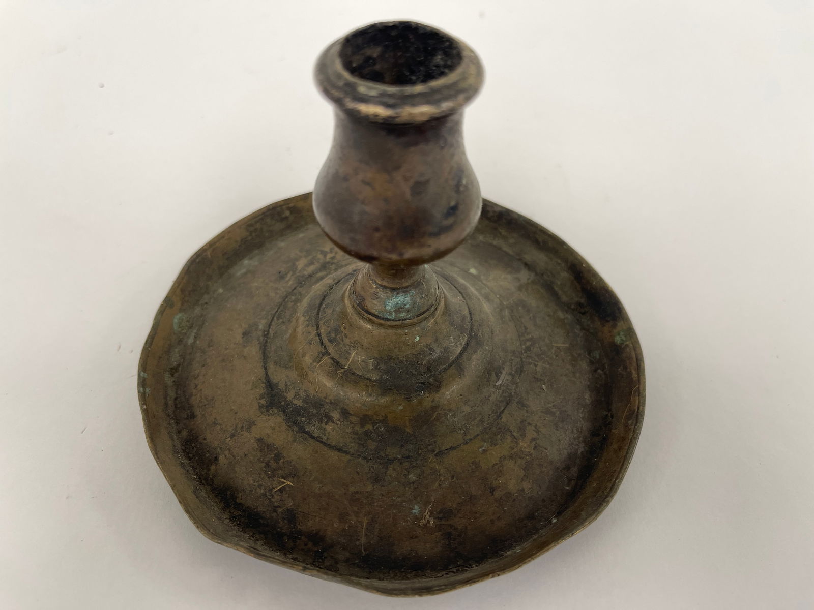 SMALL 17TH C SCREW BASE BRASS CANDLESTICK - 2