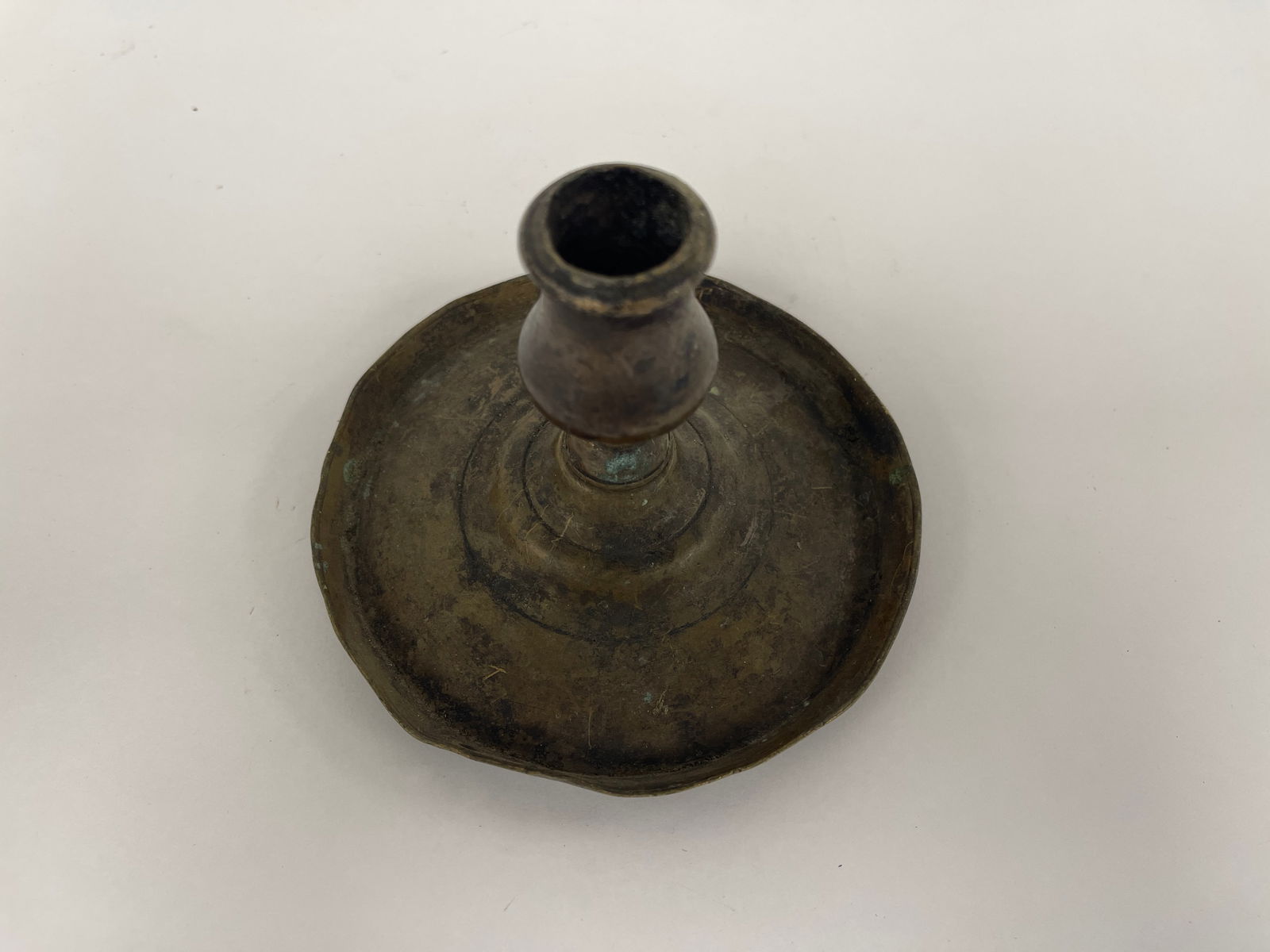 SMALL 17TH C SCREW BASE BRASS CANDLESTICK - 3