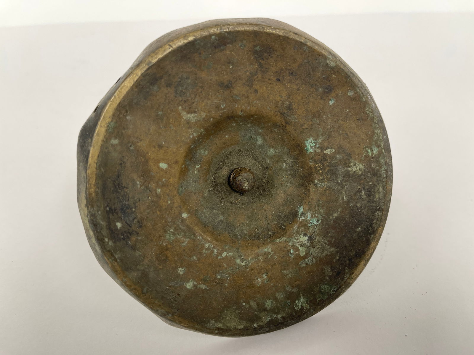 SMALL 17TH C SCREW BASE BRASS CANDLESTICK - 4