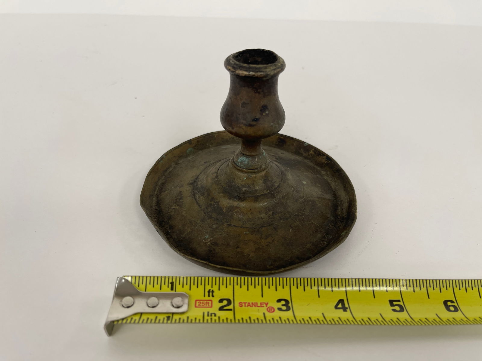SMALL 17TH C SCREW BASE BRASS CANDLESTICK - 5