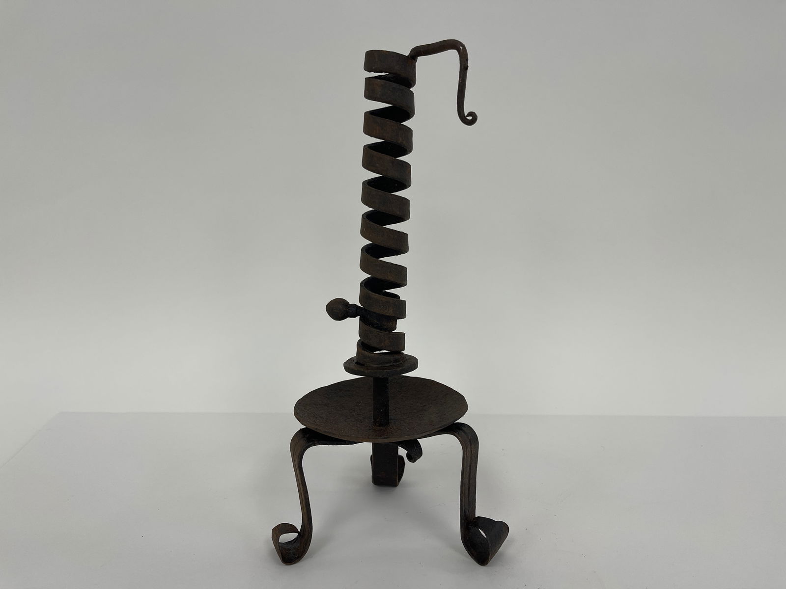 18TH C SCREW-STEM FORGED IRON,FOOTED CANDLESTICK W/ UNUSUAL ORIGINAL PUSH UP KNOB (1 of 5)