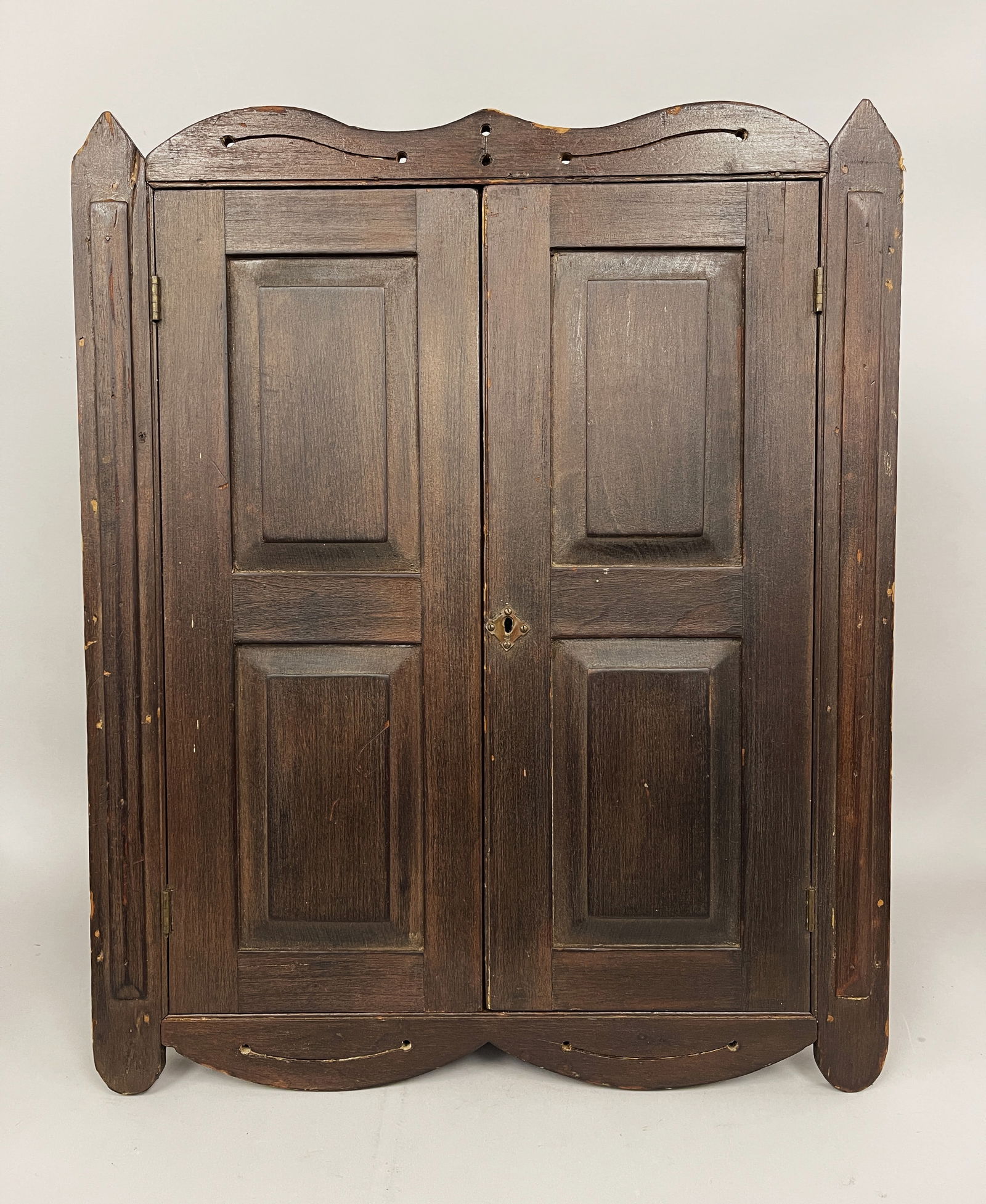 DIMINUTIVE CORNER CUPBOARD: DIMINUTIVE CORNER CUPBOARD