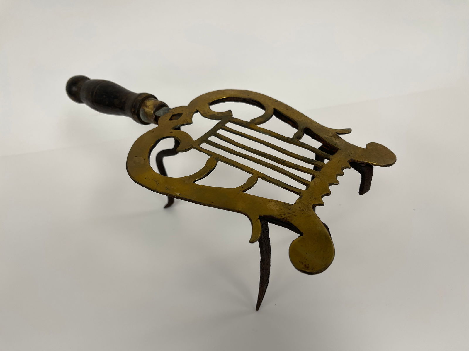 IRON HEART TRIVET W/ UNUSUAL HARP SHAPED BRASS TOP & ORIGINAL WOODEN HANDLE FORGED IRON BETTY LAMP: IRON HEART TRIVET W/ UNUSUAL HARP SHAPED BRASS TOP & ORIGINAL WOODEN HANDLE