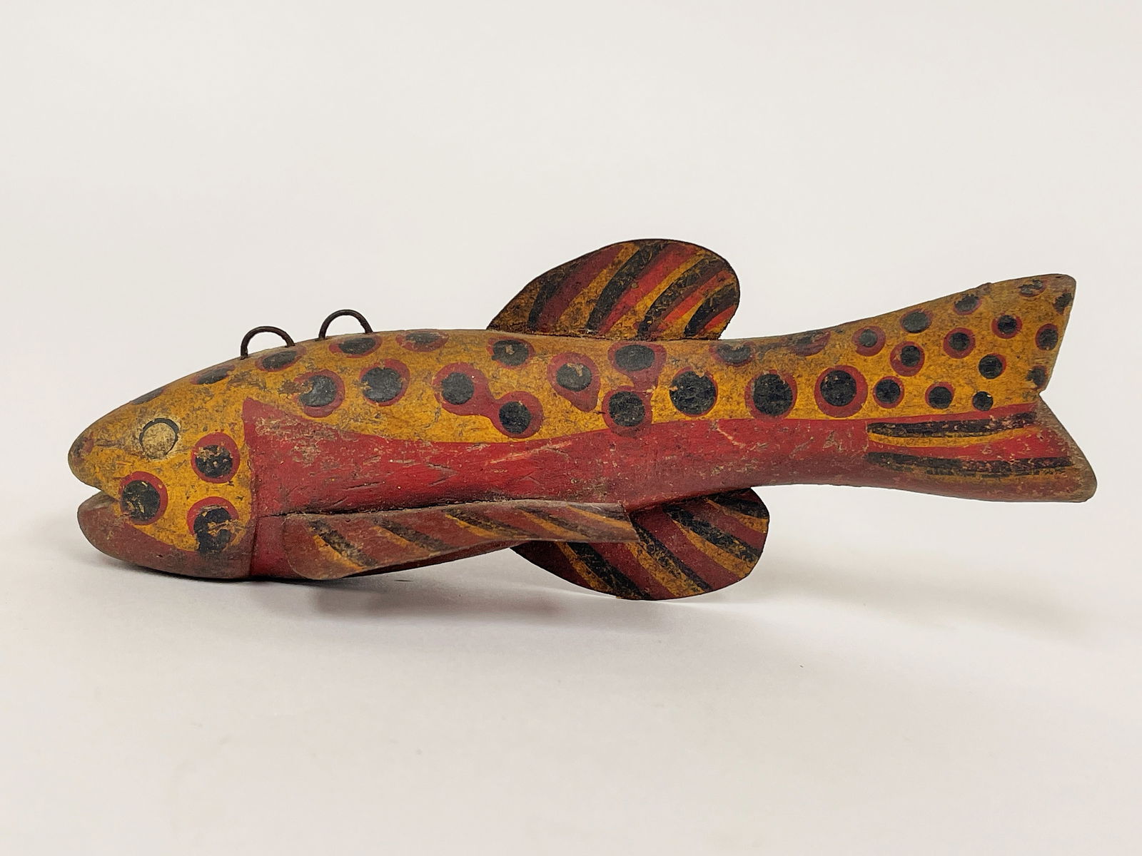 FOLK ART PAINTED ANTIQUE FISH DECOY (1 of 4)