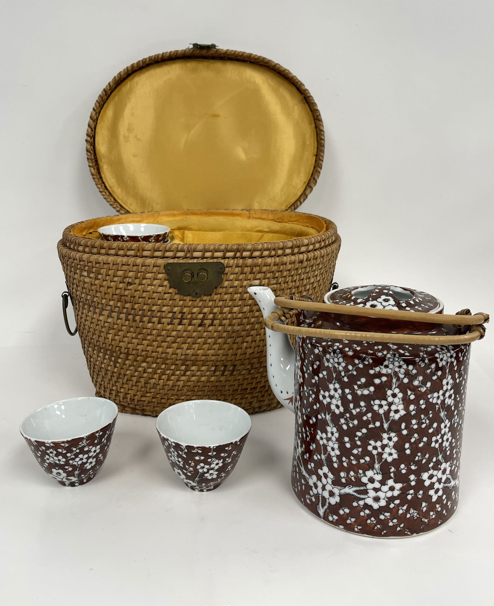 CHINESE TRAVEL TEA SET IN ORIGINAL BASKET: CHINESE TRAVEL TEA SET IN ORIGINAL BASKET