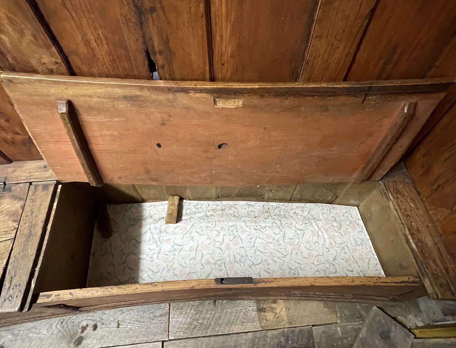 RARE EARLY SETTLE BENCH - 5