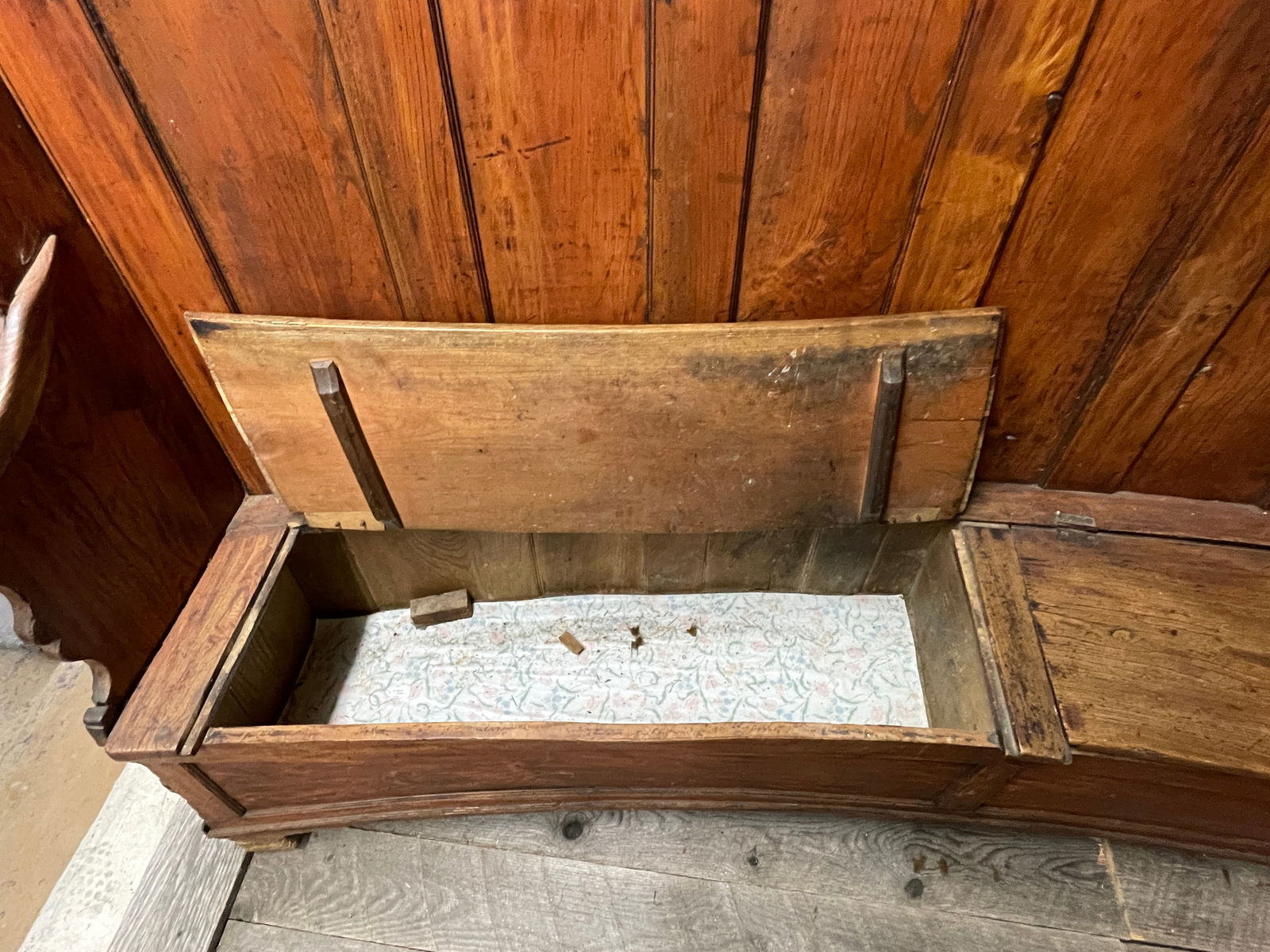 RARE EARLY SETTLE BENCH - 7