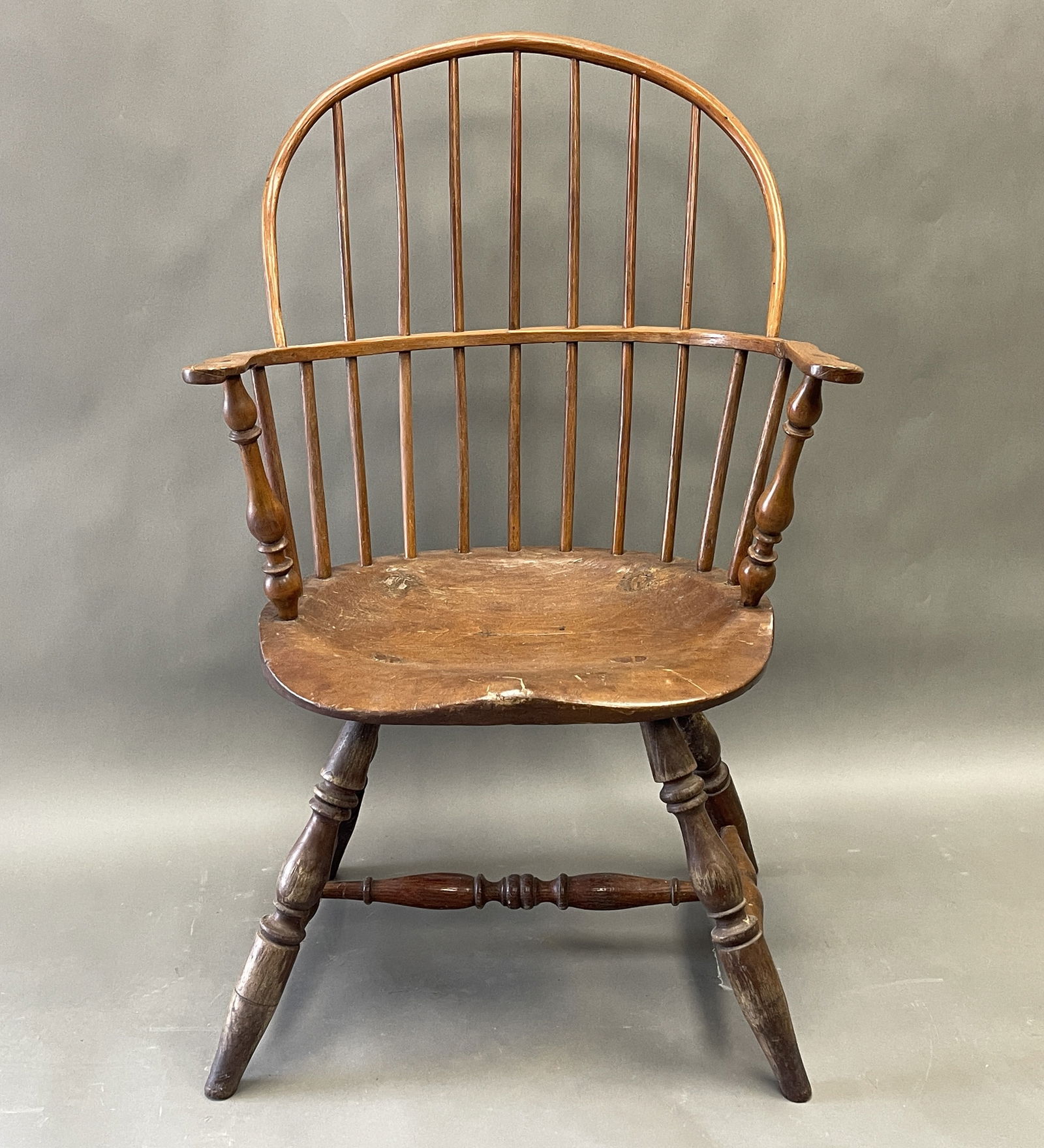 SACK BACK WINDSOR ARMCHAIR: SACK BACK WINDSOR ARMCHAIR WITH DISTINCTIVE TURNINGS, NEW ENGLAND, 38 X 23 X 17S