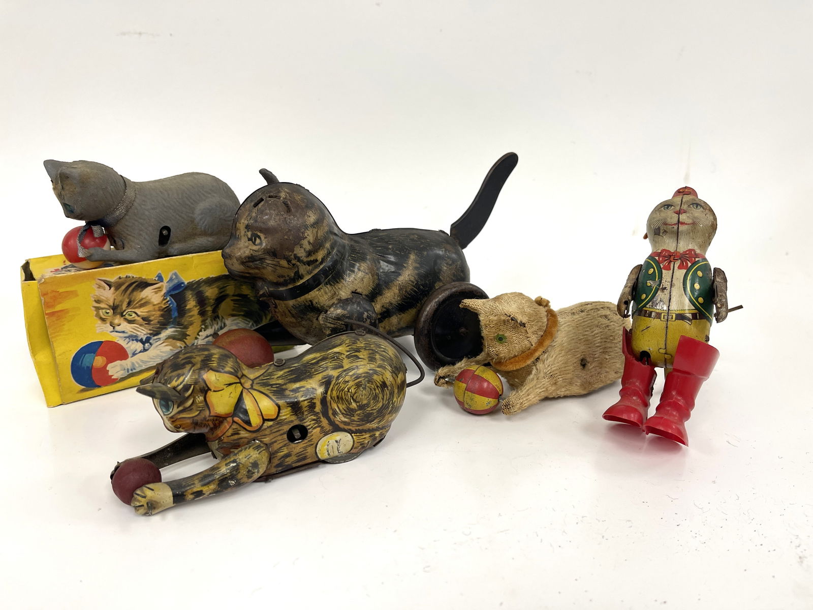 FIVE MISC TIN WINDUP CAT TOYS (1 of 3)