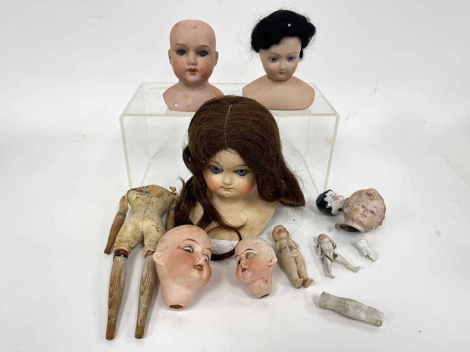 MISC DOLL PARTS AS FOUND (1 of 3)