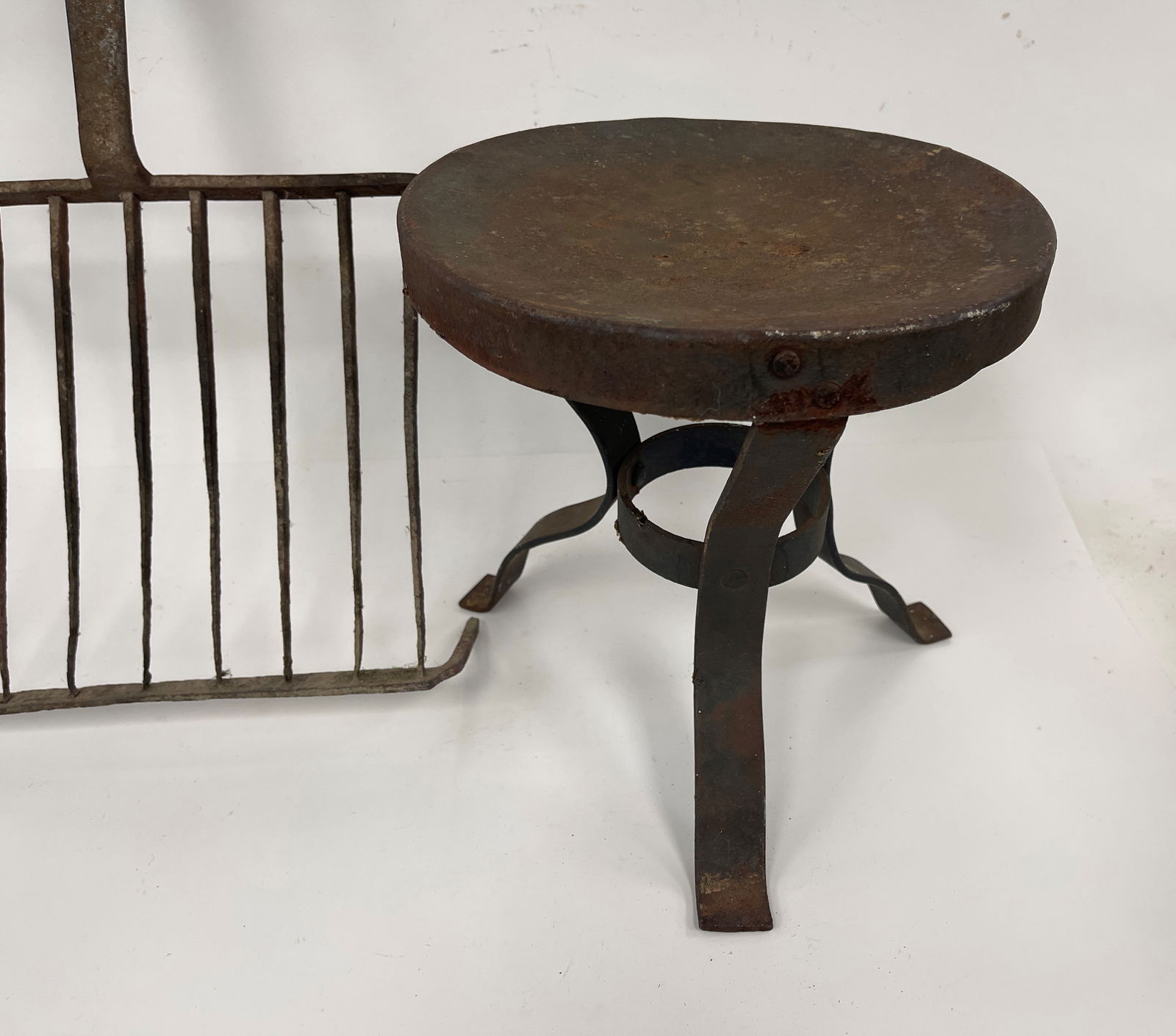 IRONT STOOL , IRON GRIDDLE - 2