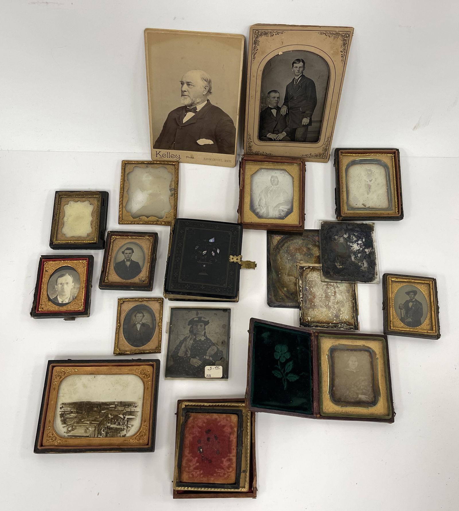 GROUPING OF MISC PHOTOS , CABINET CARDS DAGUERREOTYPES , TIN TYPES (1 of 4)