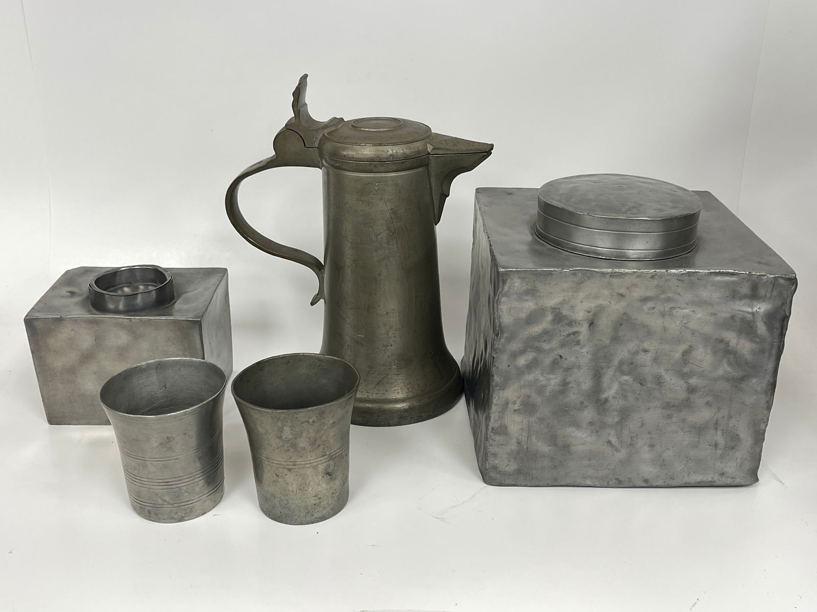 GROUPING OF PEWTER: GROUPING OF PEWTER