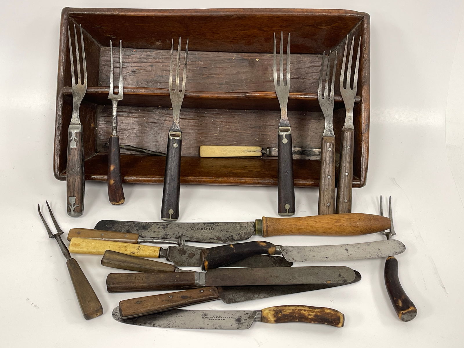 KNIFE BOX WITH EARLY CUTLERY: KNIFE BOX WITH EARLY CUTLERY
