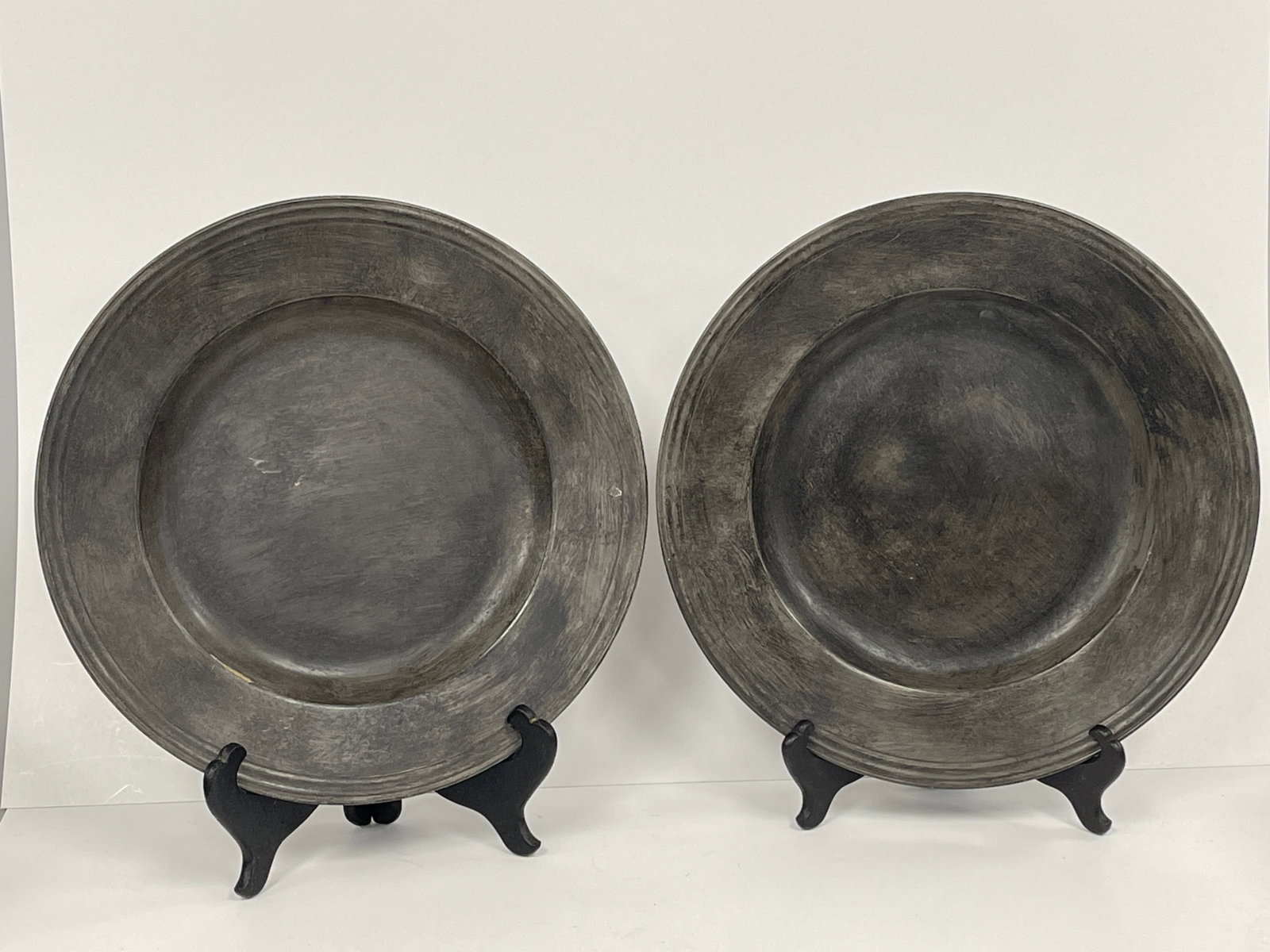 PAIR OF OLD REED EDGE PEWTER DINNER PLATES (1 of 3)