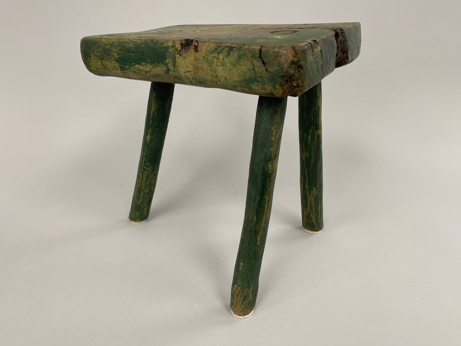 GREEN 3 LEGGED. MILKING STOOL W/ UNUSUAL BURL ASH TOP (1 of 3)