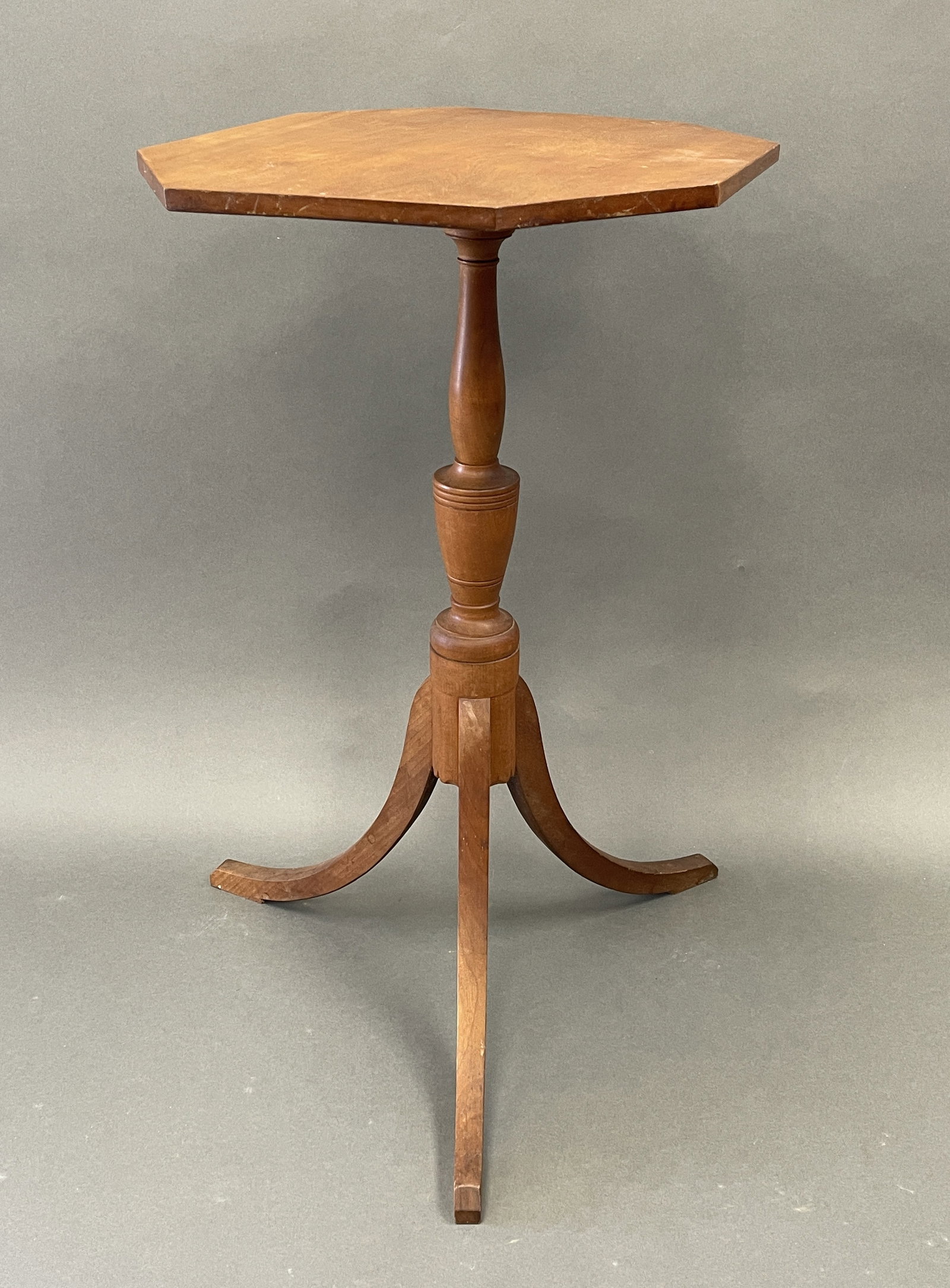 EARLY PORTSMOUTH NH CANDLE STAND: EARLY PORTSMOUTH NH SPIDER LEG COFFIN SHAPED CANDLE STAND , C 1790-1800 15" x 19" x 27.5"