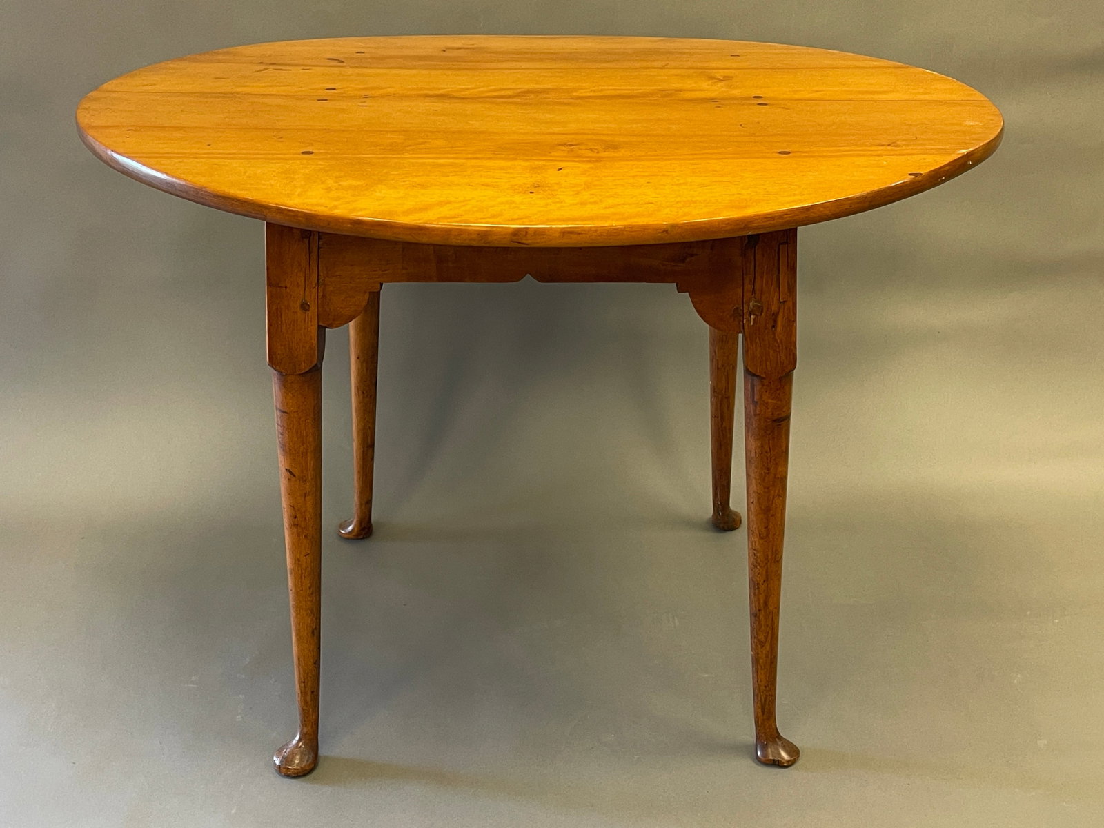 18TH C COUNTS QUEEN ANNE OVAL TOP PAD FOOT TAVERN TABLE (1 of 5)