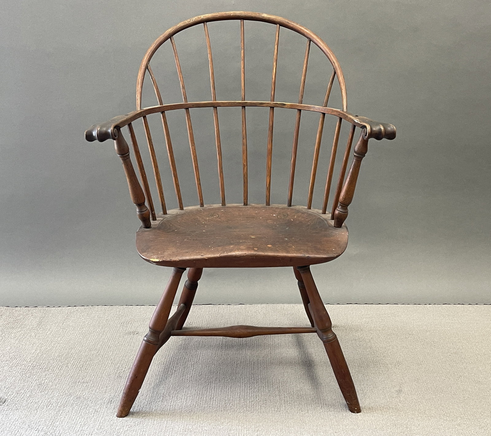 18TH C BOW BACK WINDSOR ARMCHAIR: 18TH C BOW BACK WINDSOR ARMCHAIR WITH KNUCKLE HANDS ALL ORIGINAL OLD COLOR 36" X 25" X 16"