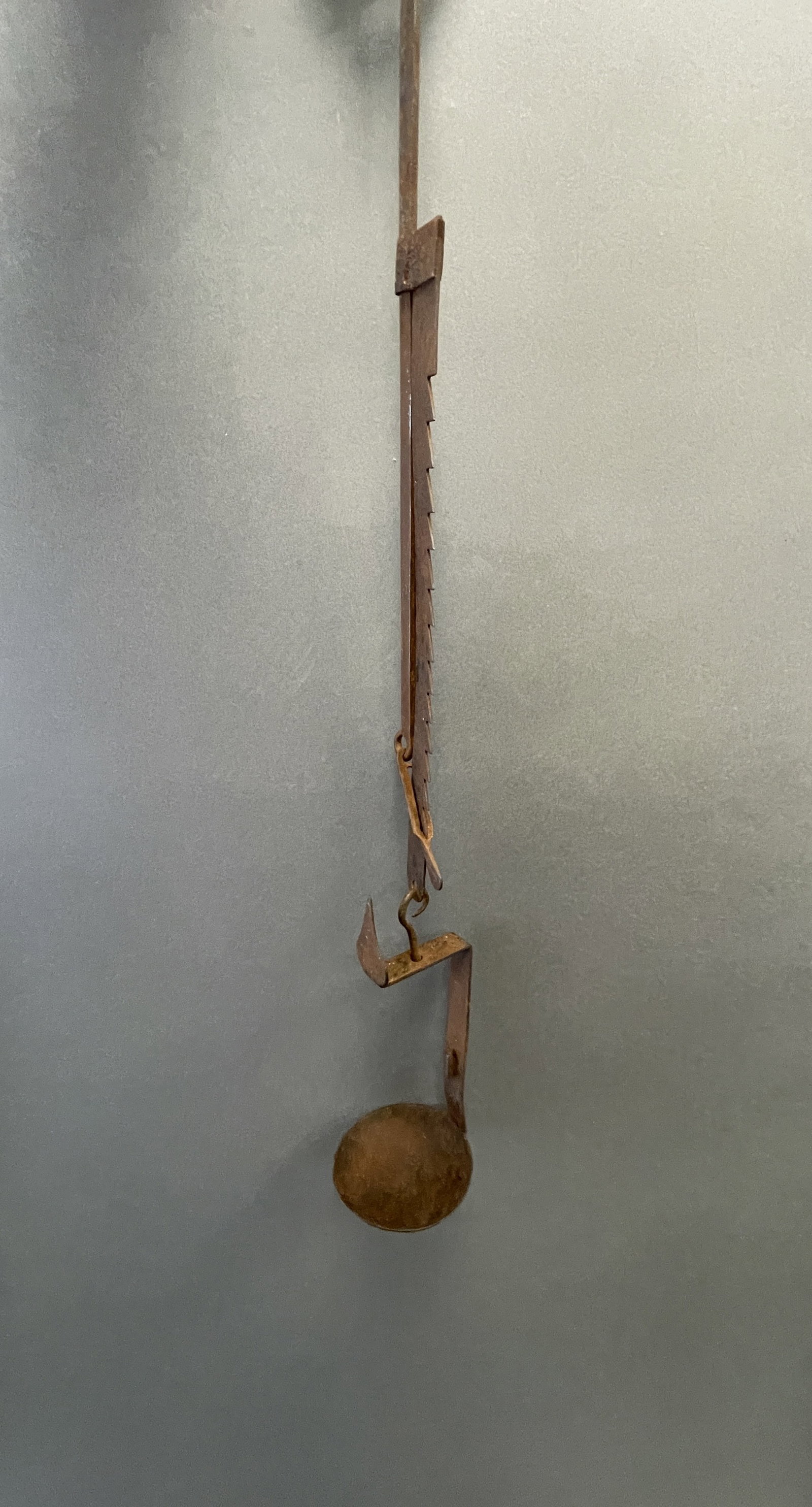 RARE 18TH C IRON SAWTOOTH ADJUSTABLE GREASE LAMP: RARE 18TH C HANGING WROUGHT IRON SAWTOOTH ADJUSTABLE GREASE LAMP IN OLD SURFACE C 1720-1740 25" CLOSED 36" OPEN