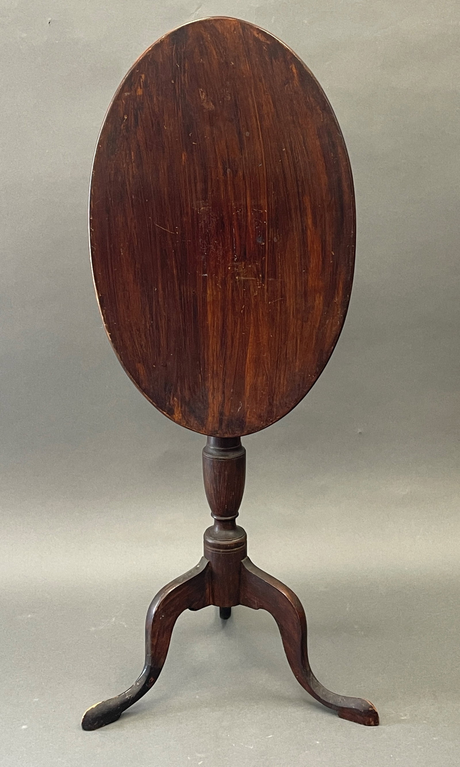 18TH C TILT TOP CANDLE STAND: 18TH C TILT TOP CANDLE STAND IN ORIGINAL GRAIN PAINT SCHOOL OF JOSEPH SHORT NEWBURYPORT , MA, C.1790 15" x 23" x 26"T