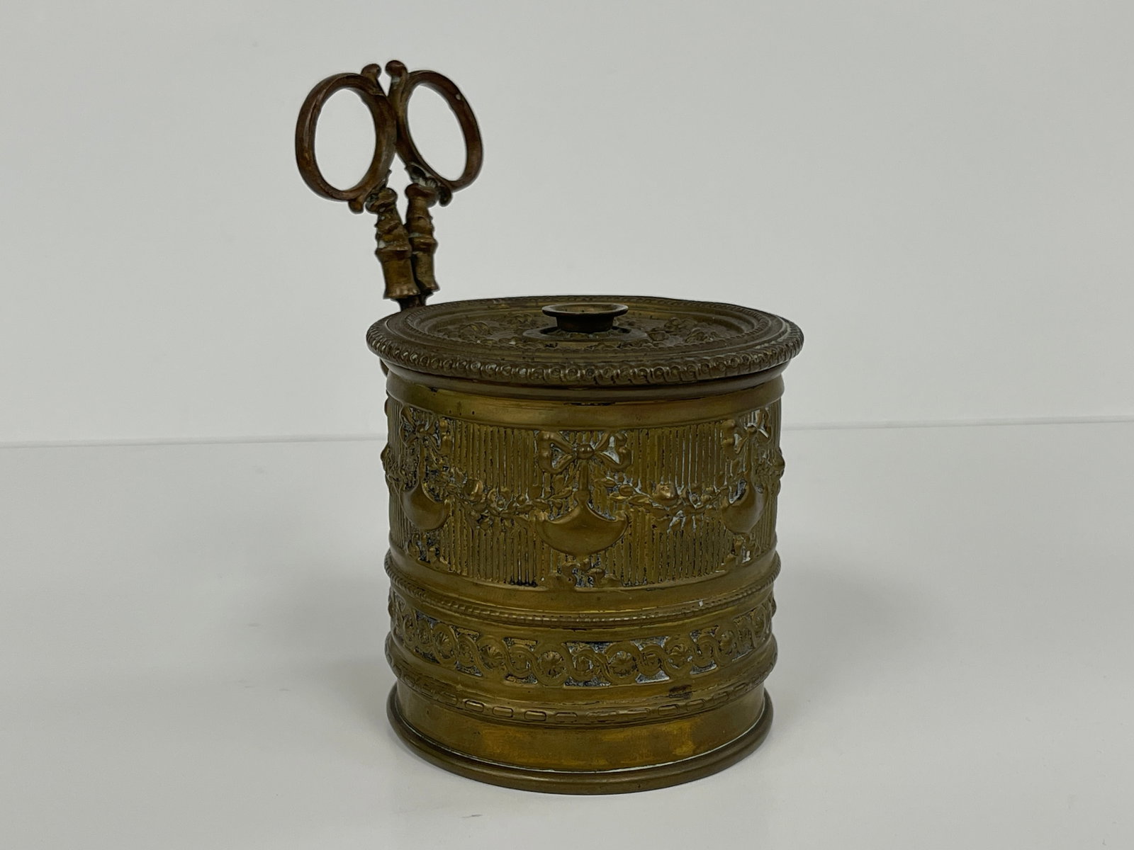 EMBOSSED BRASS STRING HOLDER W/ ORIGINAL SCISSORS (1 of 6)