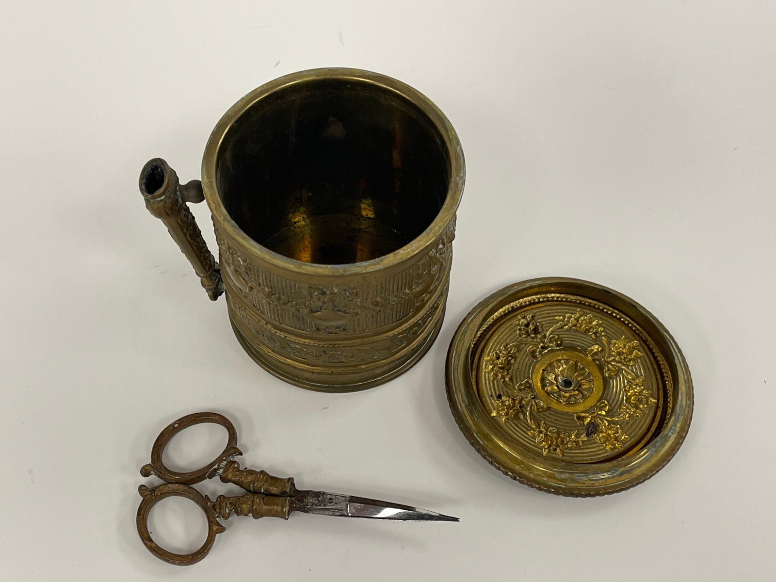 EMBOSSED BRASS STRING HOLDER W/ ORIGINAL SCISSORS - 2