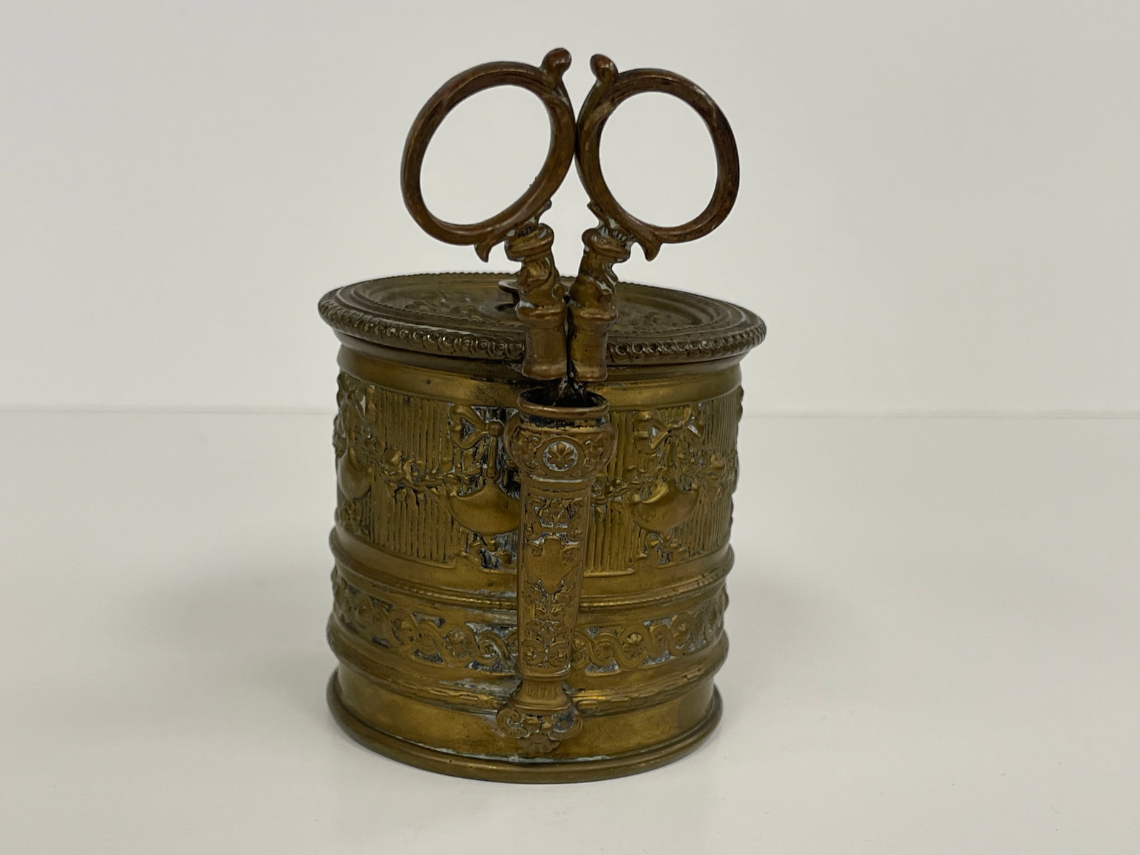 EMBOSSED BRASS STRING HOLDER W/ ORIGINAL SCISSORS - 3