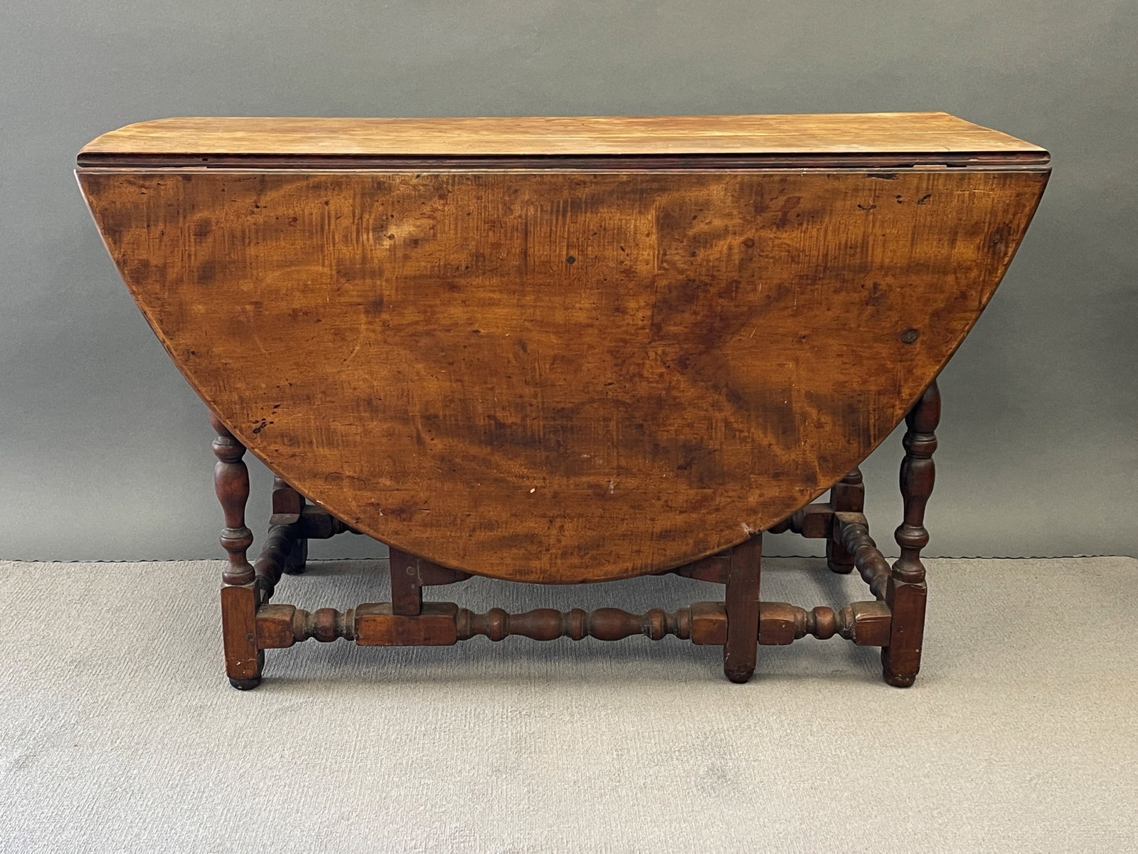 AN EARLY 18TH C GATELEG TABLE IN MAPLE AND TIGER MAPLE (1 of 12)