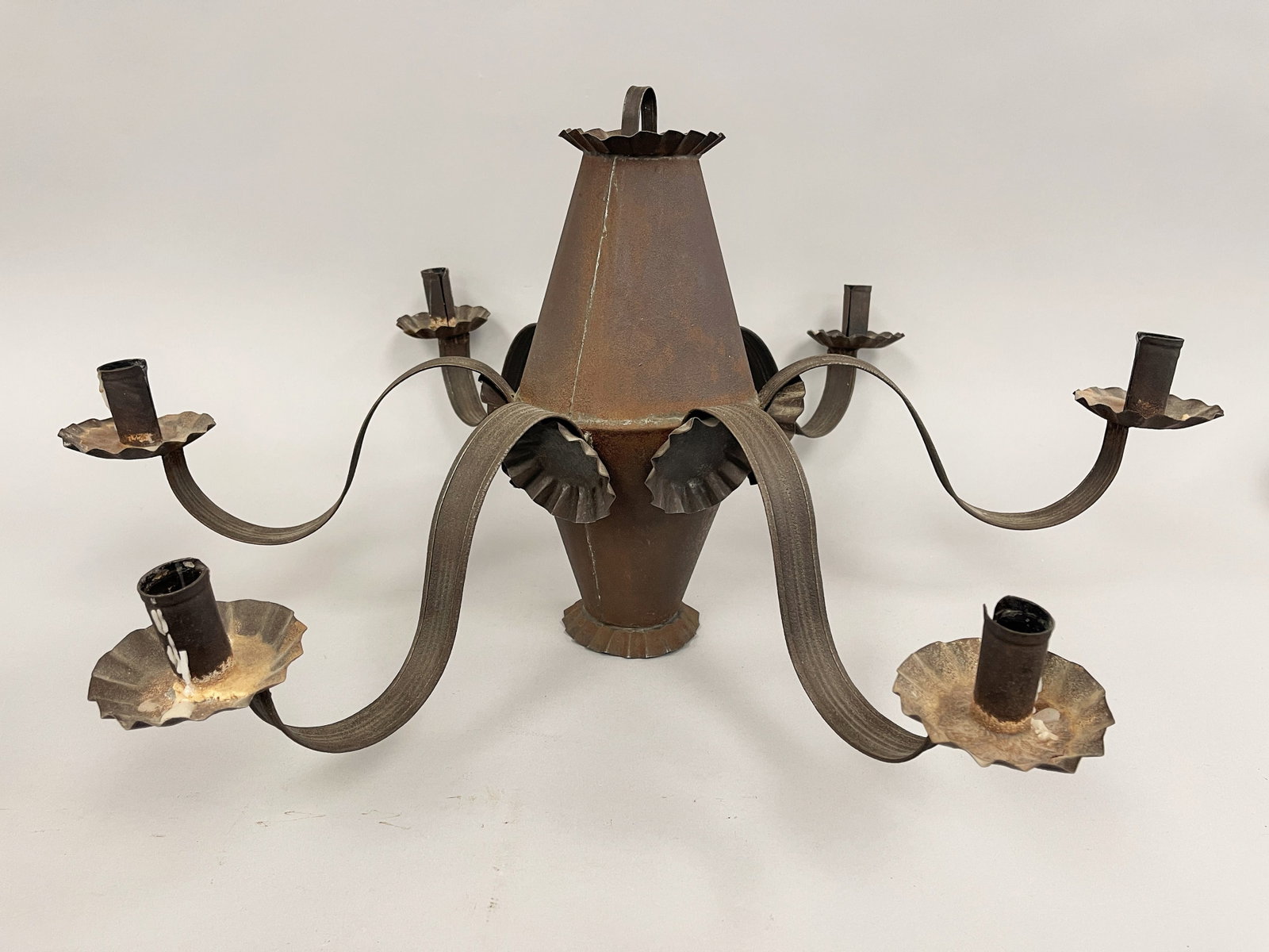 GREAT 18TH C TIN CHANDELIER: GREAT 18TH C CHANDELIER SUPERB DOUBLE CONICAL FORM, SIX FOLDED EDGE DOWNSWEPT ARMS, PIECRUST CRIMPED DRIP PANS, FOLDED EDGE, SLOTTED CANDLE CUPS (FITS 7/8” CANDLES). RICH DARK OXIDIZED SURFACES
