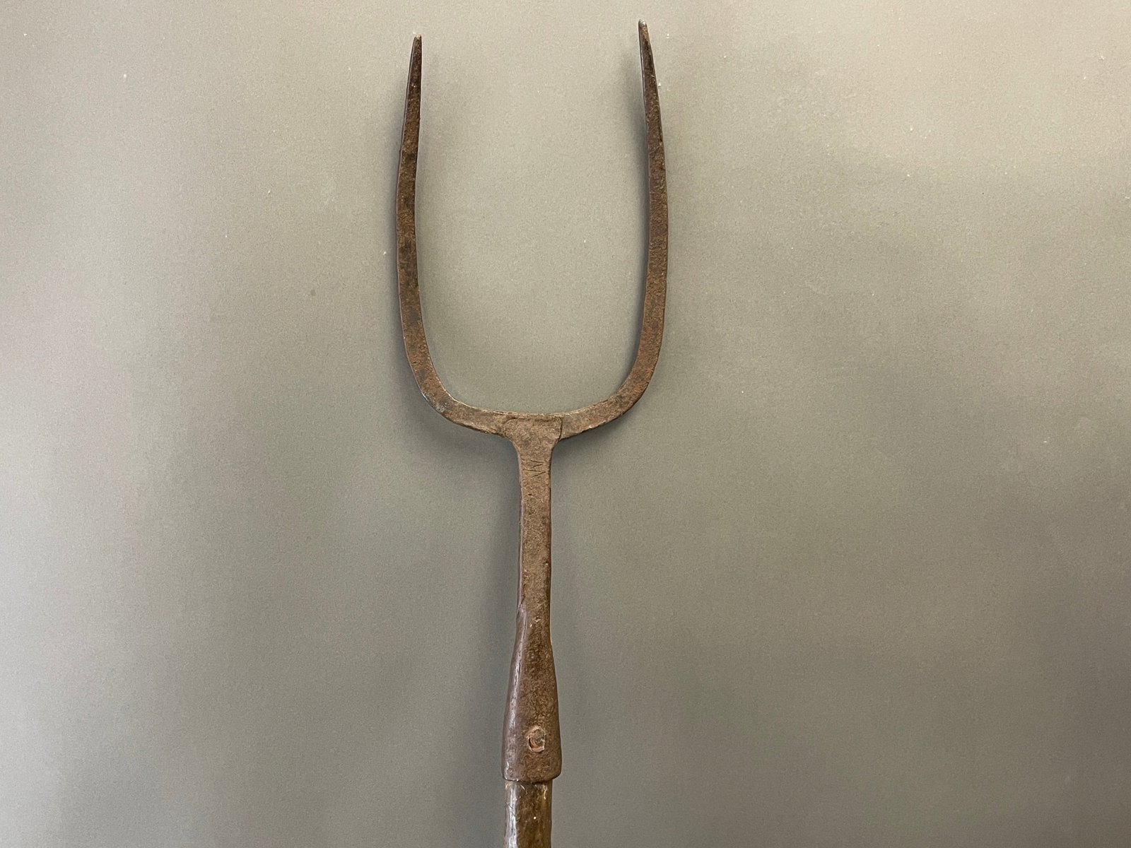 18TH C 2-TINE GARDEN FORK: 18TH C 2-TINE BLACKSMITH FORGED GARDEN FORK W// ANCIENT HANDLE