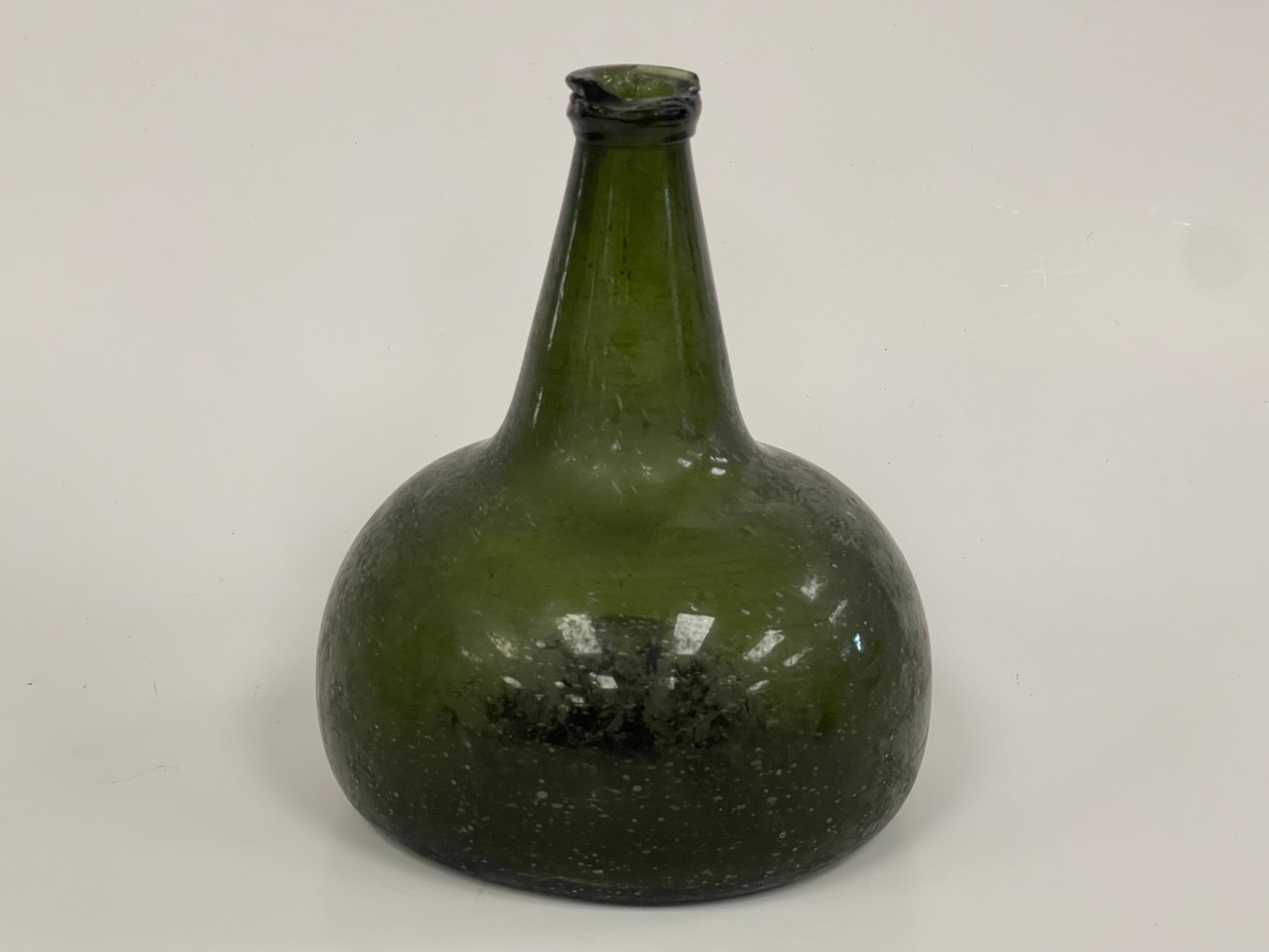 17TH C DUTCH ONION BOTTLE: 17TH C DUTCH ONION BOTTLE 7 ¼” ROUGH LIP