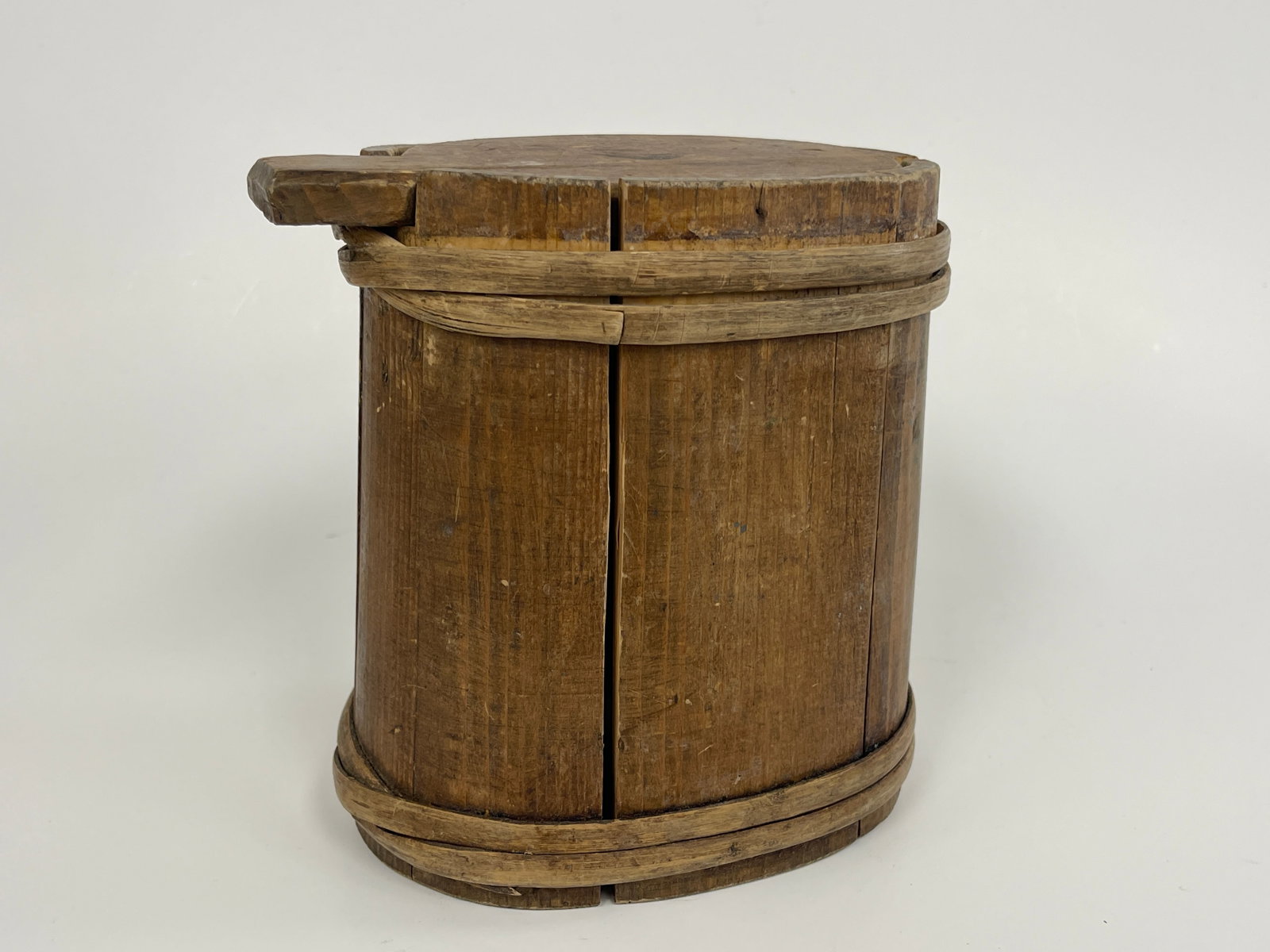 19TH C WOODEN PIGGIN W WOODEN LAPPED BANDS: 19TH C WOODEN PIGGIN W WOODEN LAPPED BANDS - 9 1/2" TALL X APPROX.. 6"DIAM