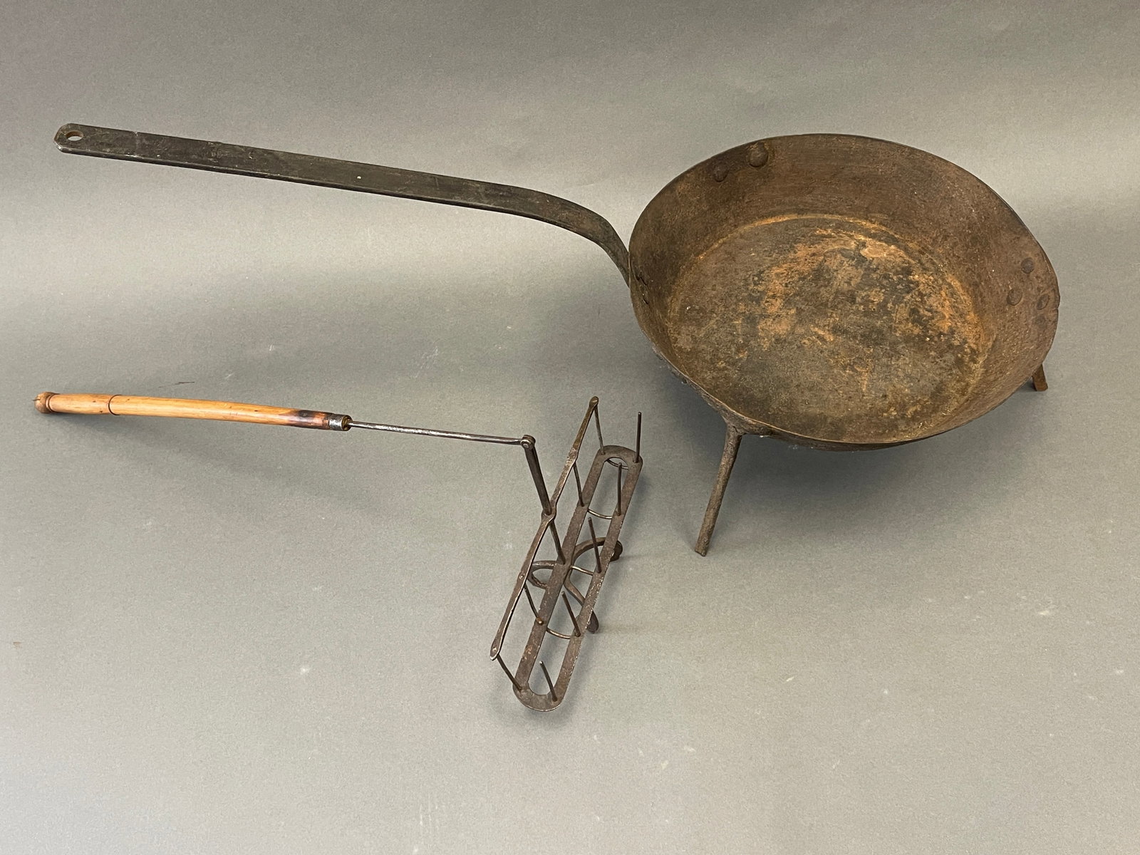 FOOTED IRON SKILLET , TOASTER (1 of 4)