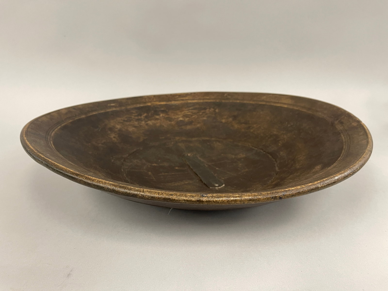 BEAUTIFUL C. 1700 WOODEN CHARGER: BEAUTIFUL C. 1700 WOODEN CHARGER W/ MULTIPLE REED EDGE TURNINGS